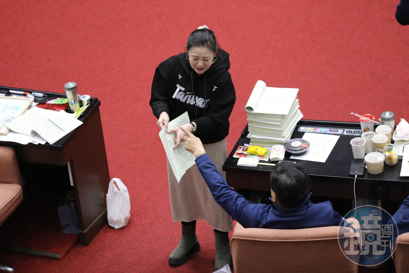 吳思瑤向藍委抗議預算刪凍的相關提案。
