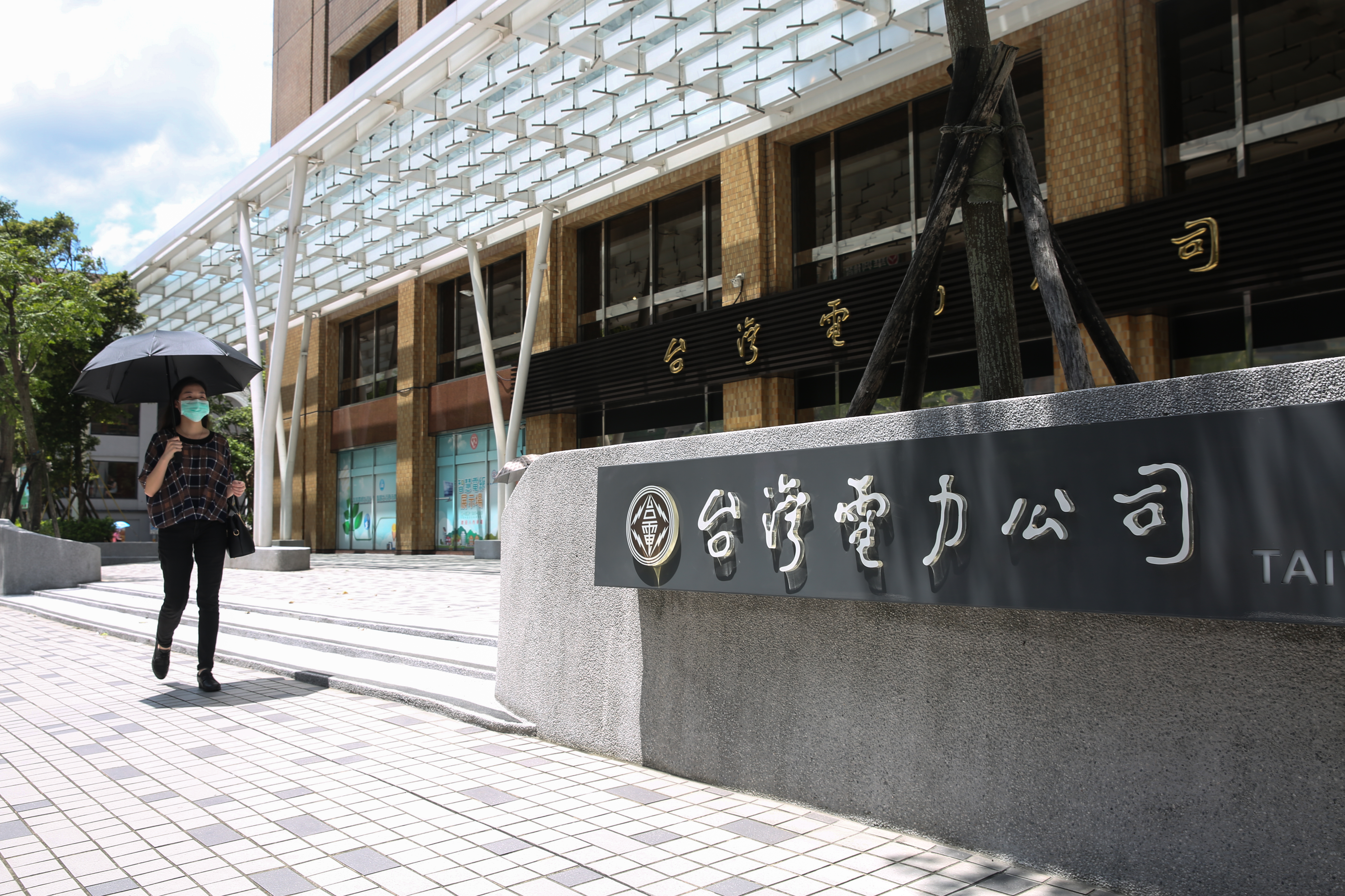 內科中午因饋線跳脫，導致655戶停電，造成饋線跳脫事故的原因為「地下電纜不良」。（本刊資料照）