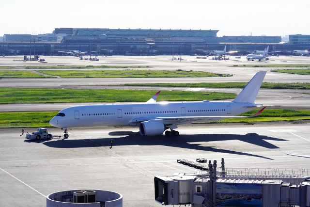 地勤人員解釋飛機水箱會定期清洗和消毒。（示意圖，photoAC）