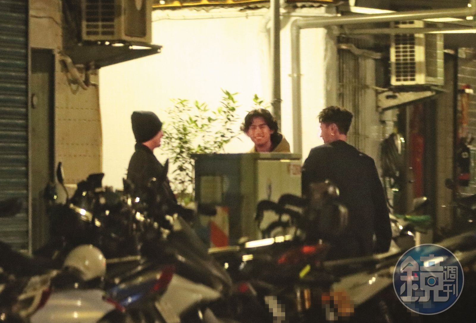 2/11 01：57 朱軒洋（中）、柯震東（右）與友人聚會完，深夜各自解散離去