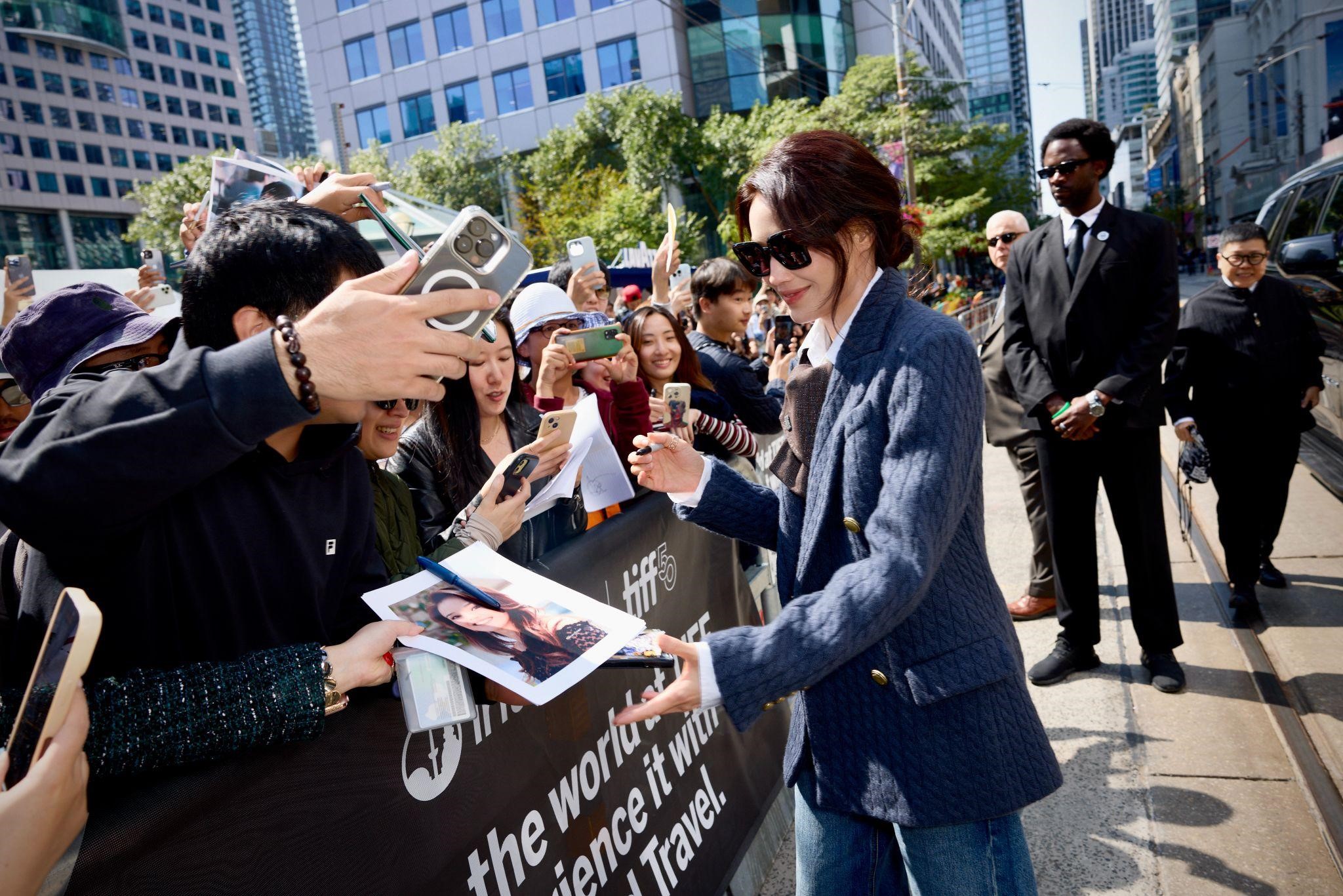 舒淇為首次自編自導的劇情長片《女孩》參加多倫多影展，受到觀眾歡迎。（甲上娛樂提供）