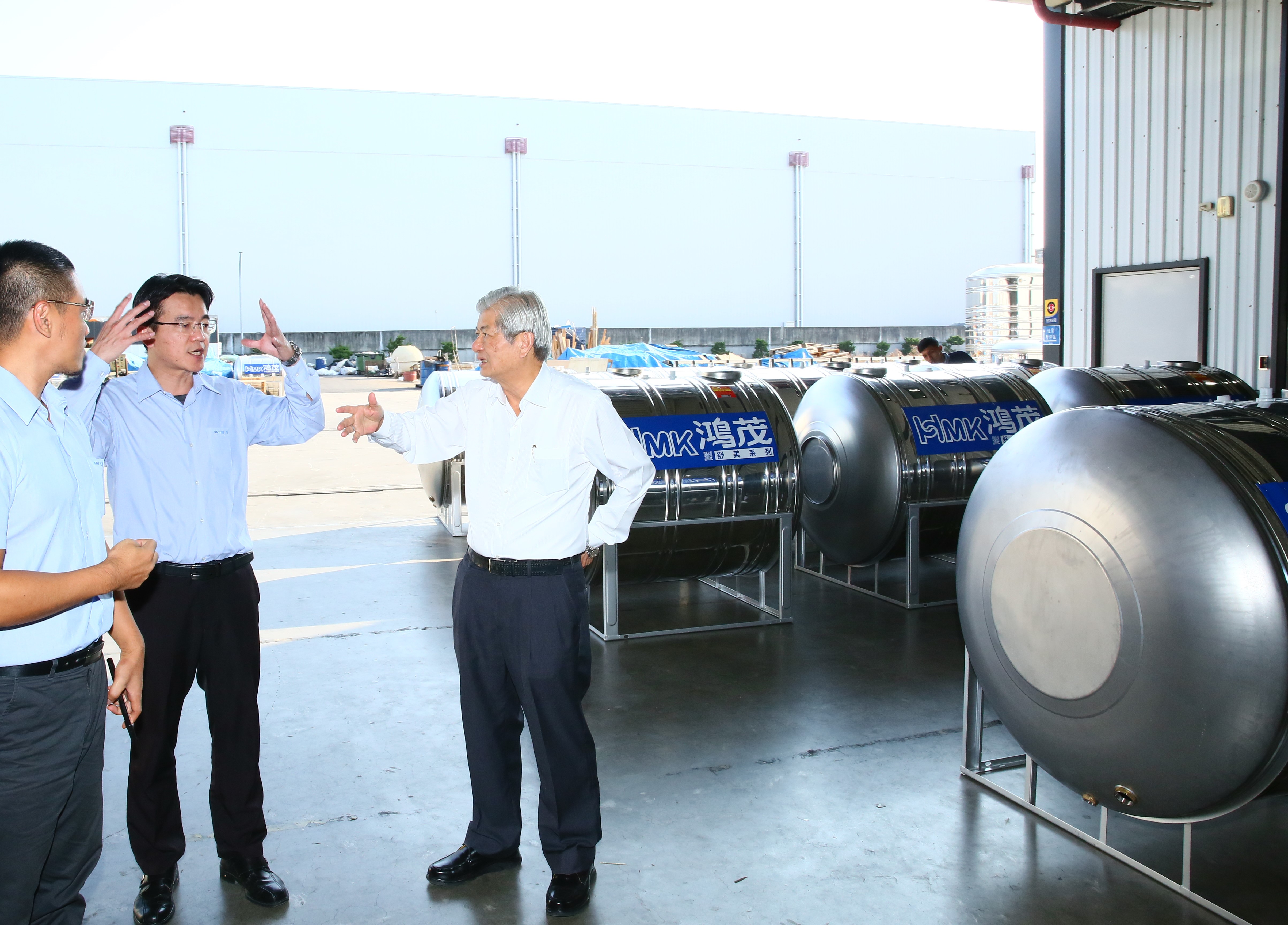 80年代經濟起飛，王茂昌（右一）看到了不鏽鋼管的趨勢，跟3個兄弟創立鴻茂工業，之後為了多角利用不鏽鋼材，便開始生產不鏽鋼水塔、熱水器，因而成為水塔、熱水器大廠。