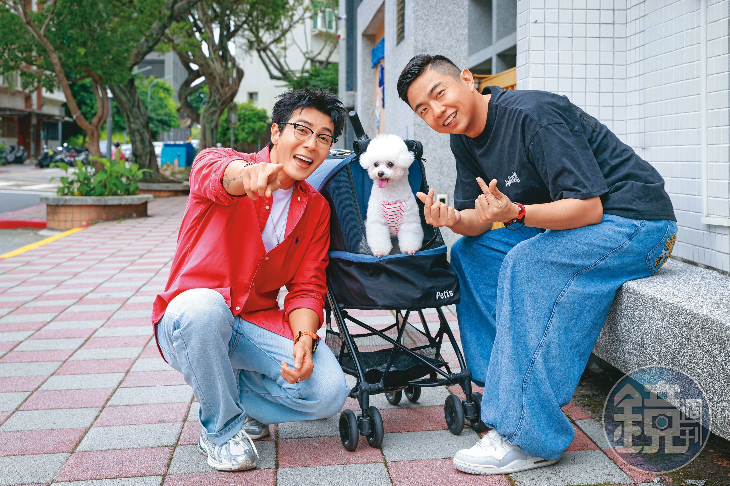 江耀崙(左)的愛犬江明明是熊爸(右)多年前的學生,這次江耀崙從馬來西亞回台工作,帶著江明明來跟熊爸見面。