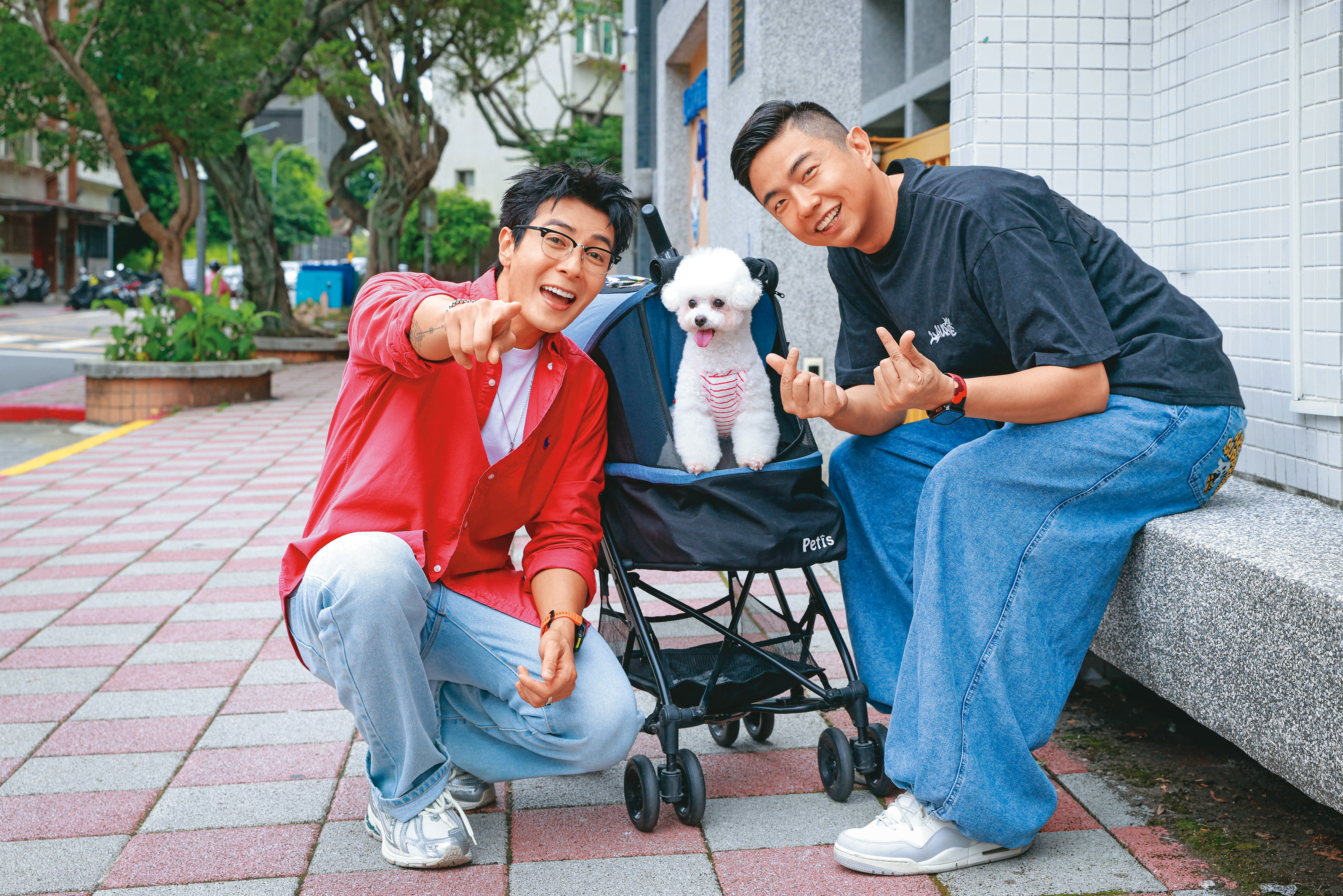 江耀崙(左)的愛犬江明明是熊爸(右)多年前的學生,這次江耀崙從馬來西亞回台工作,帶著江明明來跟熊爸見面。