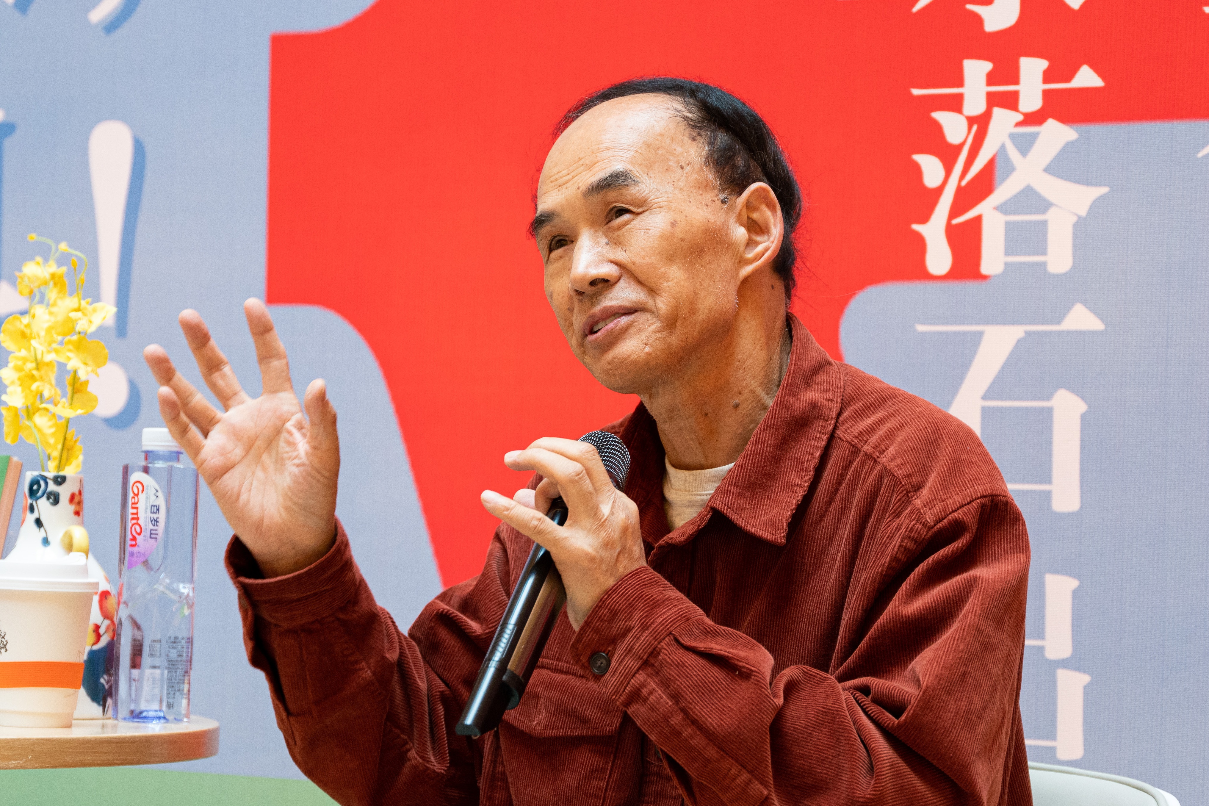 上海復旦大學教授梁永安建議，若家中條件許可，年輕人大學畢業後可以考慮「啃老」2、3年再進入職場。（翻攝自微博）