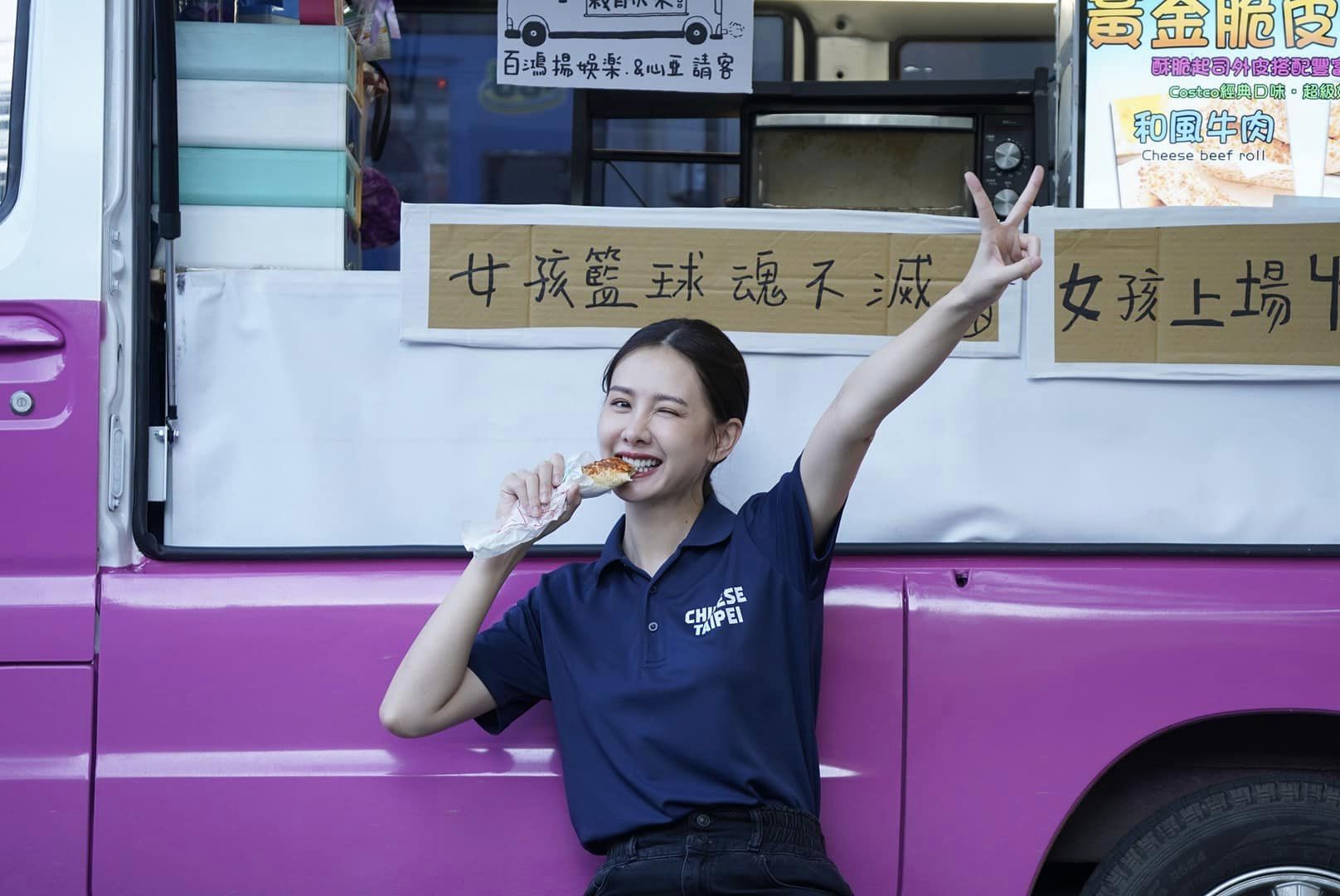 安心亞在送上劇組的美食餐車前開心大吃。（翻攝自安心亞 Xinya An臉書）