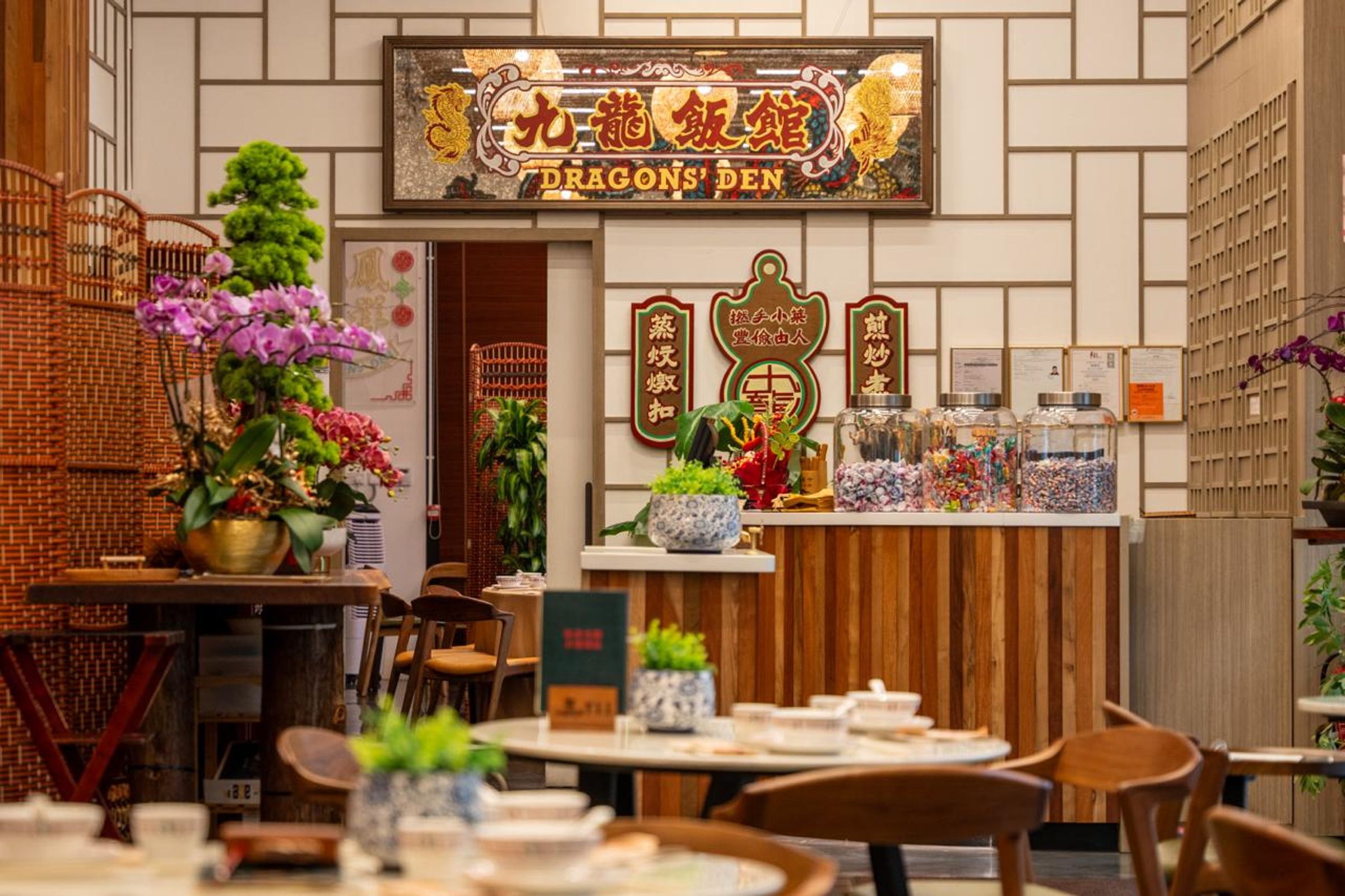 位在黃大仙半山腰的「九龍飯館」，將自己打扮成80年代的懷舊風貌，連收銀台上的零食罐都準備齊全。（九龍飯館提供）