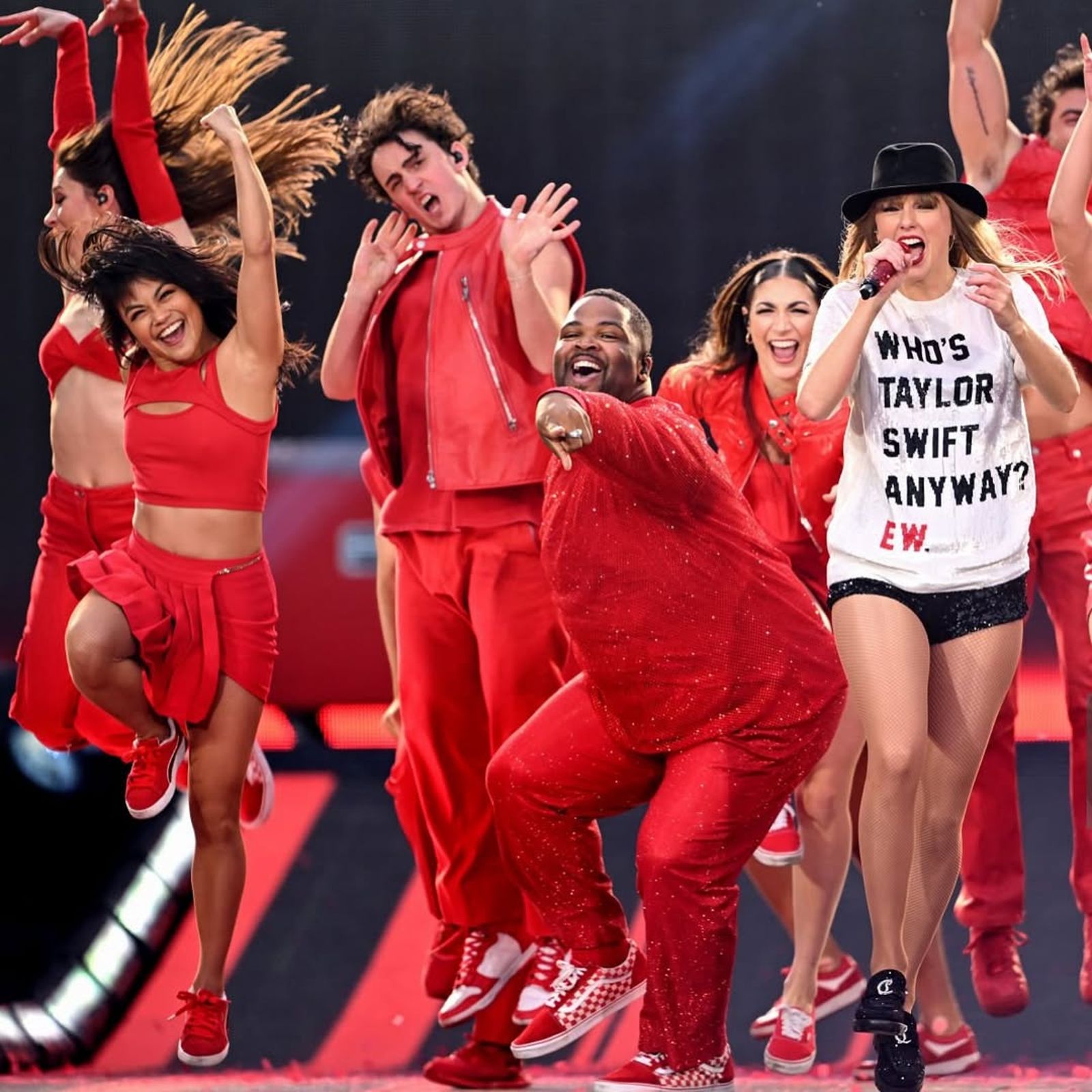 「時代巡演」的〈Red〉篇章演出時，Karen（前排左一）與舞團成員身穿紅色造型登場。（翻攝IG／＠karenschuang）