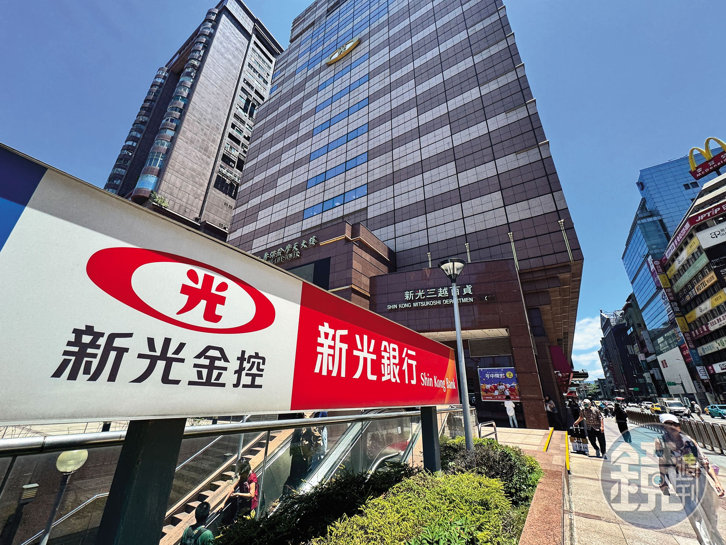 新光三越是新光金最大股東,近年屢屢因此遭到吳家兄弟戰火波及。