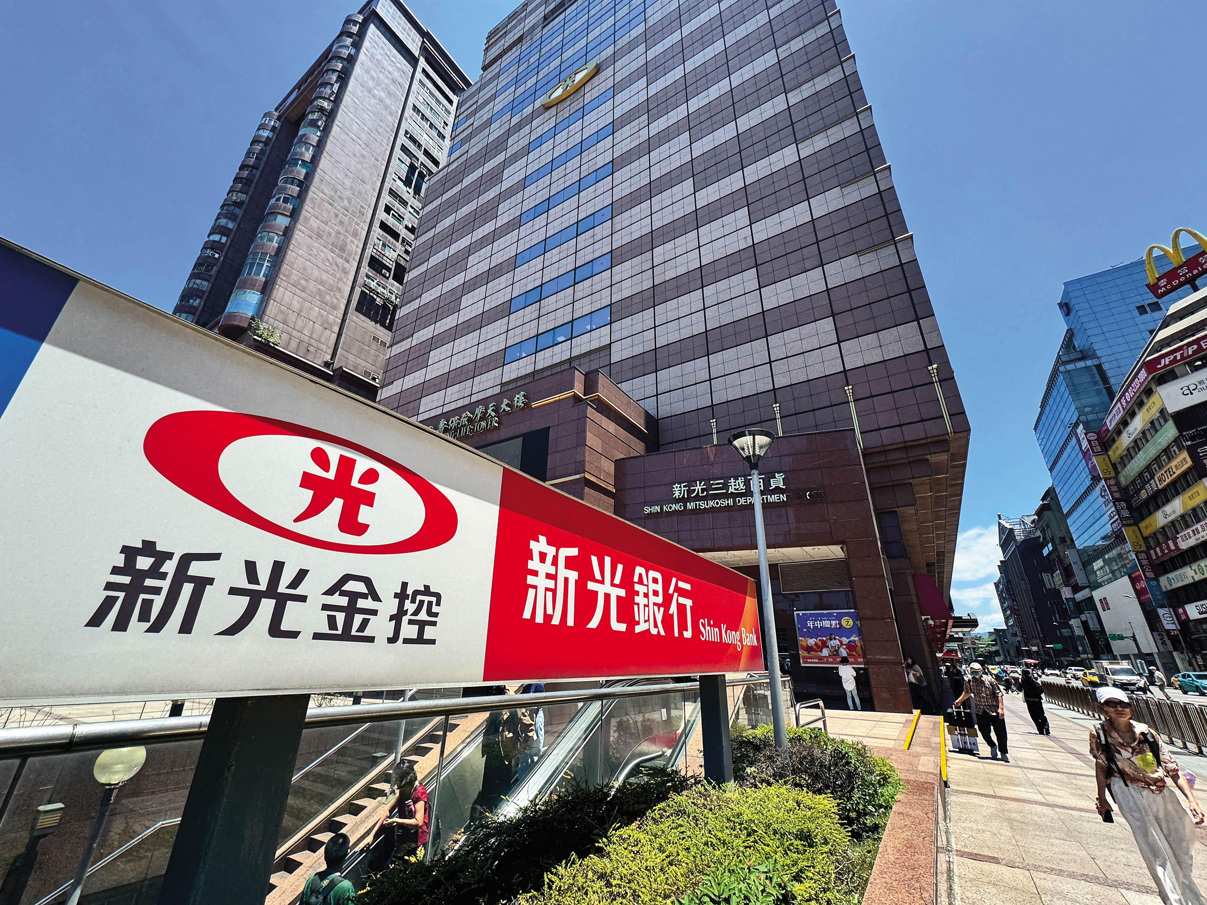 百貨龍頭新光三越董事改選落幕後，董座由誰接棒又成吳家角逐重點。