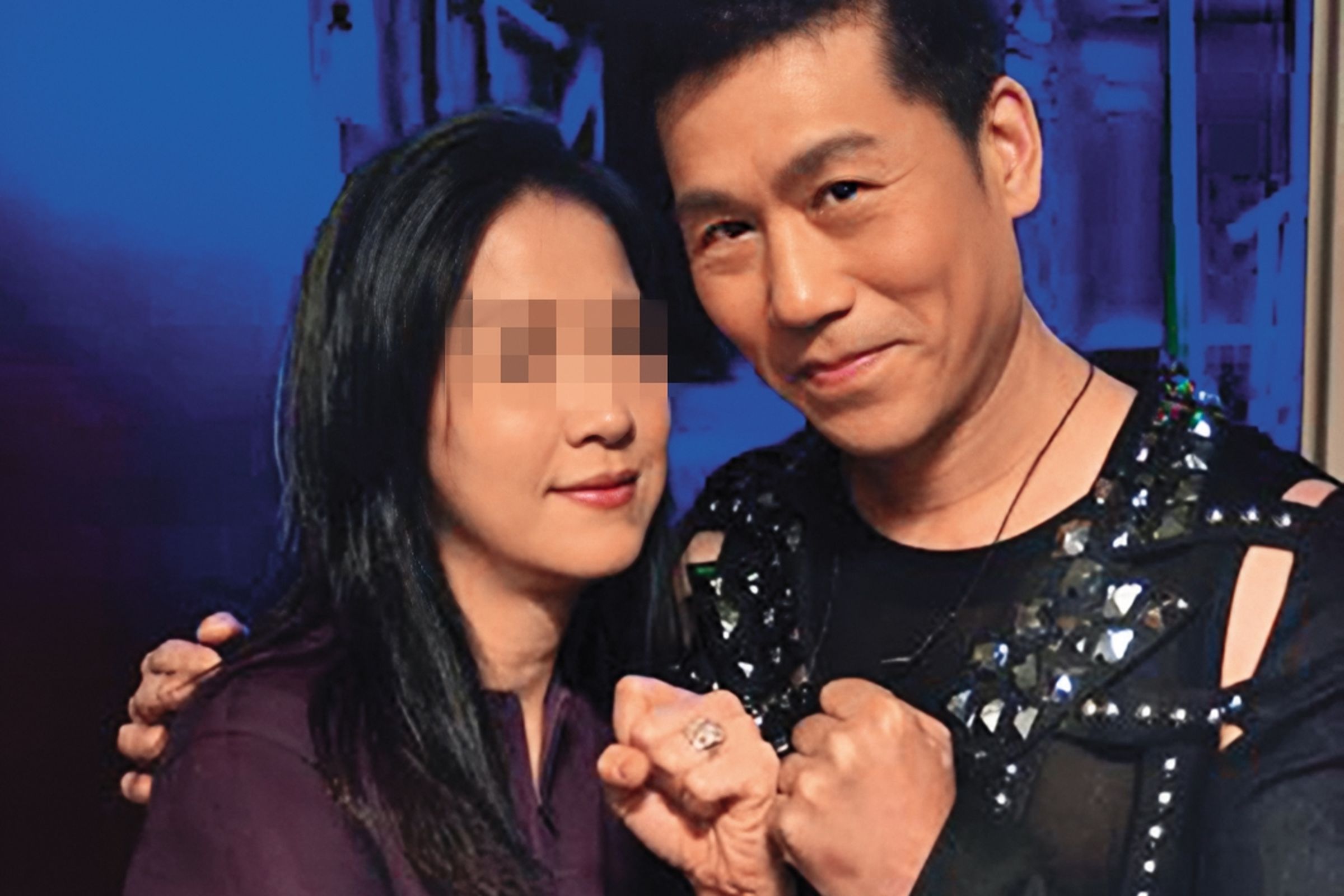 羅時豐(右)與老婆張若盈(左)之前歡度結婚20週年,兩人生活與事業綁在一起,結果現在主導影片全數下架一事。(環星娛樂提供)