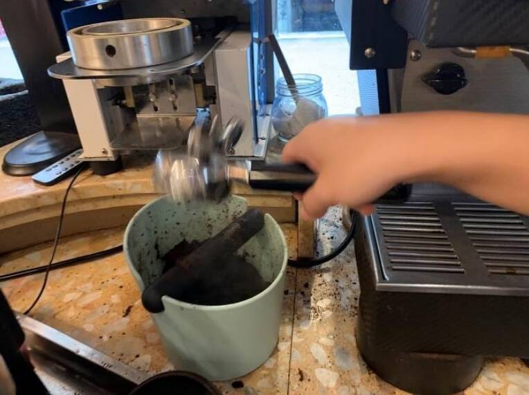 台北市東區甜甜圈店滿月環境衛生髒亂，衛生局去年到店稽查時，發現咖啡機髒污。（台北市衛生局提供）