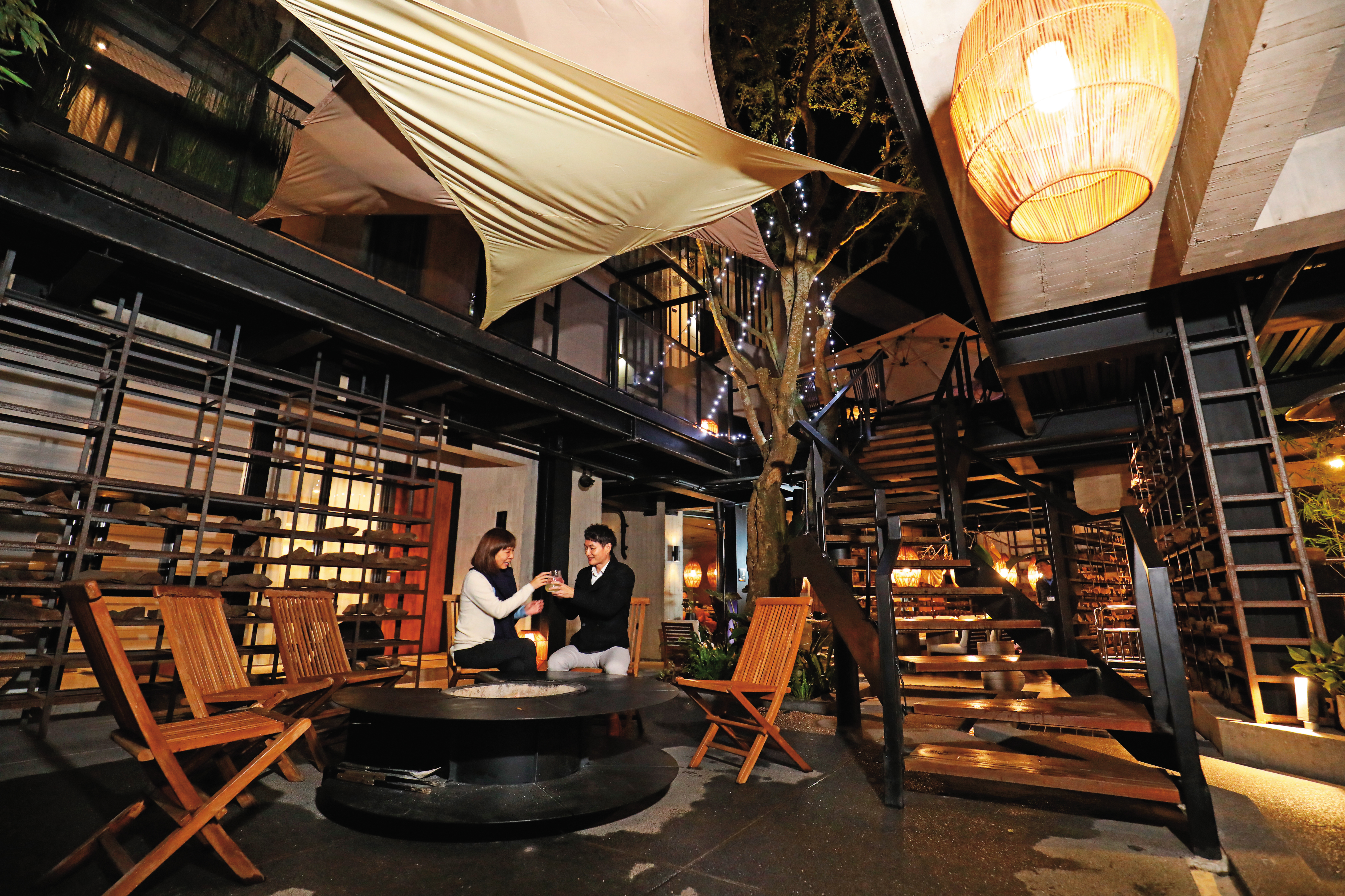 陳舜智以火爐聚會所為主題設計的「遊獵羊灣」，中央設有一個大火爐，可以體驗圍爐烤火的度假感。