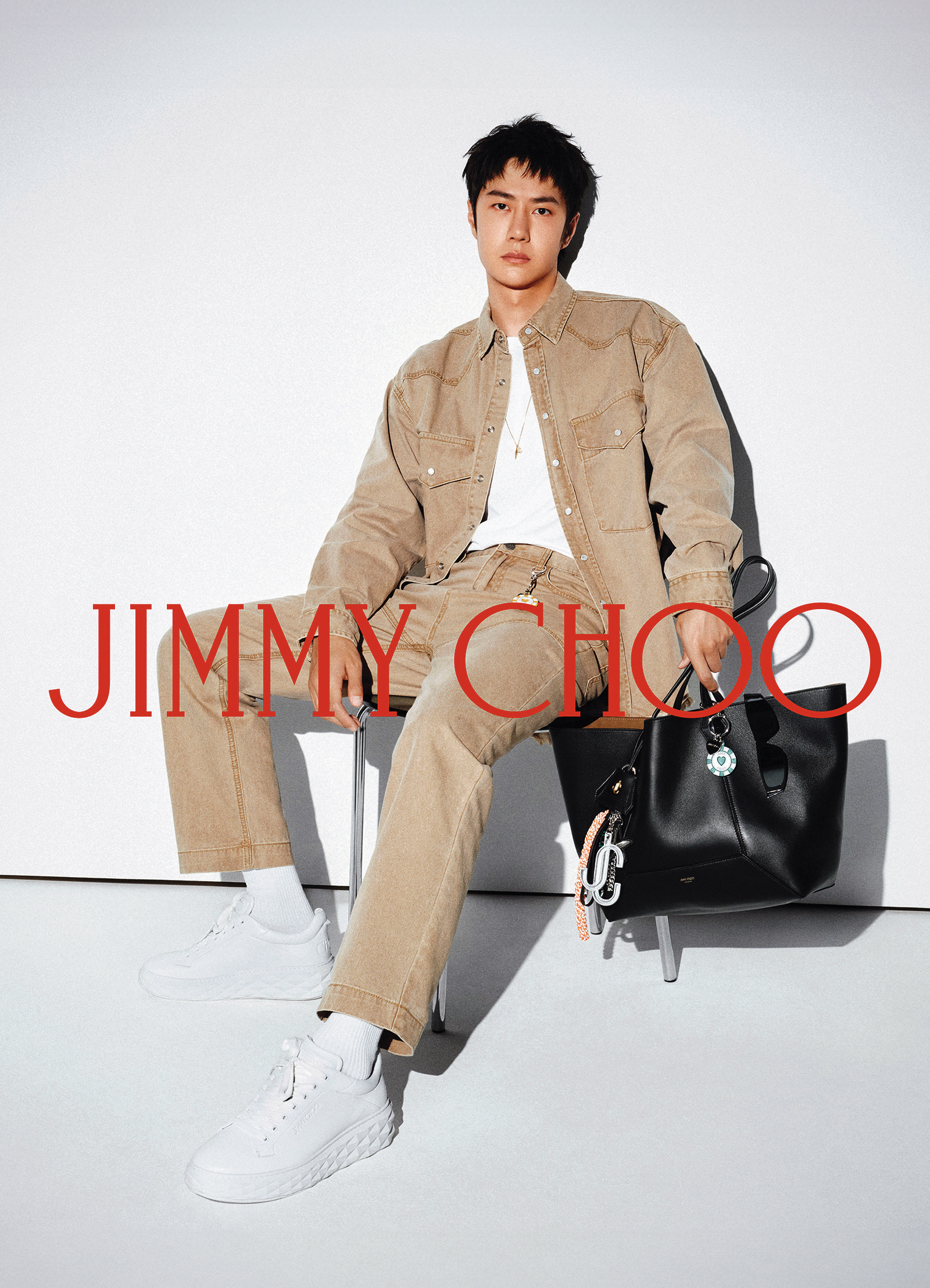 王一博自信大膽的風格，以及出眾的才華，受到Jimmy Choo的青睞。（藍鐘提供）
