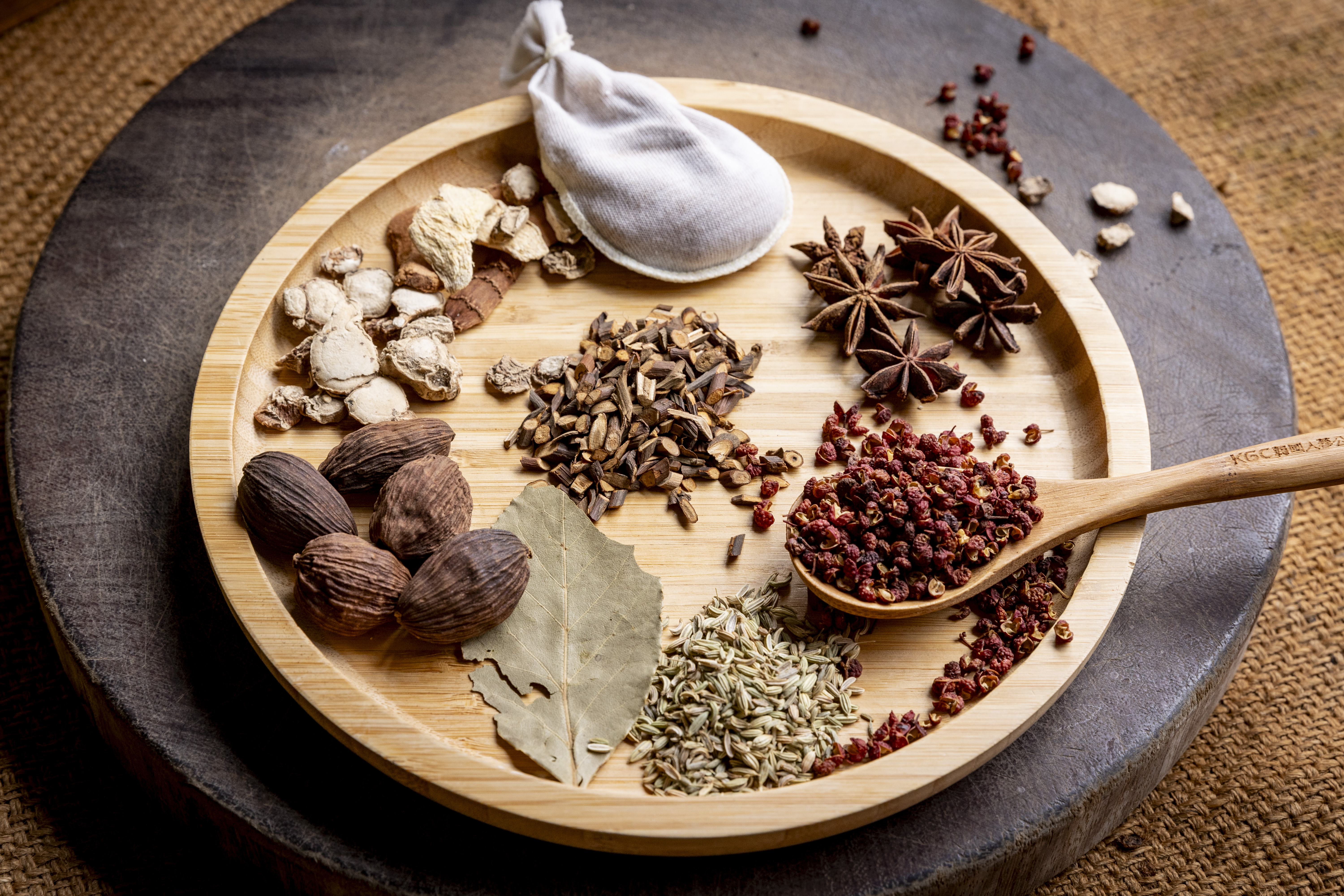 滷包裡的藥材皆由洪明君親自挑選、調配，將中藥融入日常滋味。