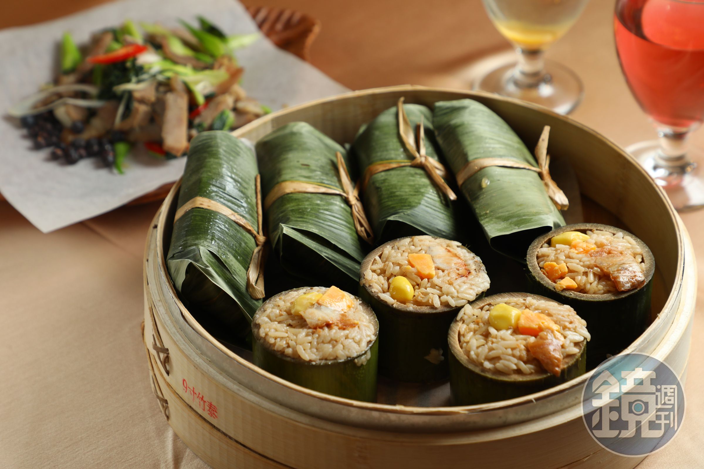 「竹筒飯」(前)與「客家風福菜鹹豬肉」(後) 都是原民風味。