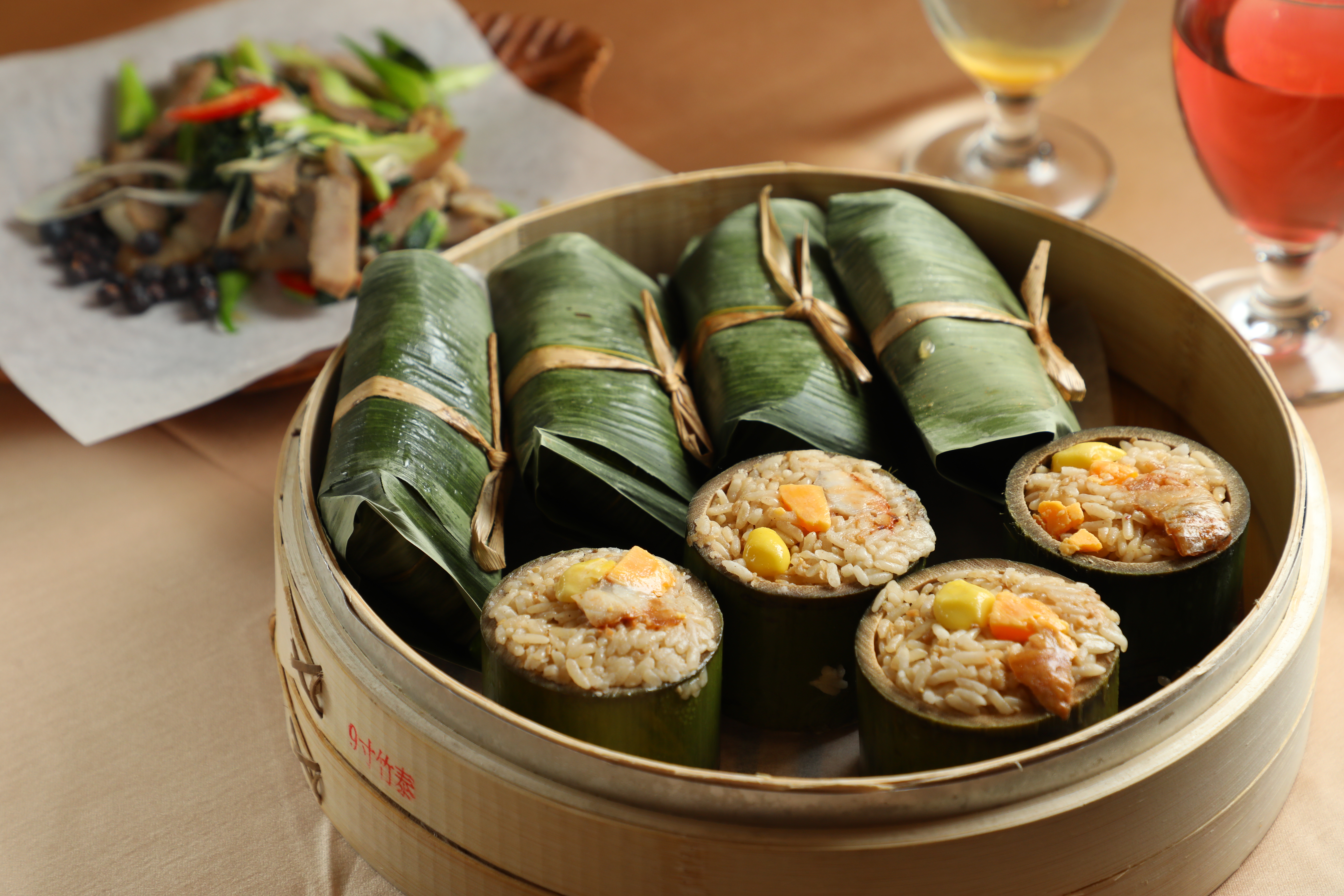 「竹筒飯」（前）與「客家風福菜鹹豬肉」（後） 都是原民風味。
