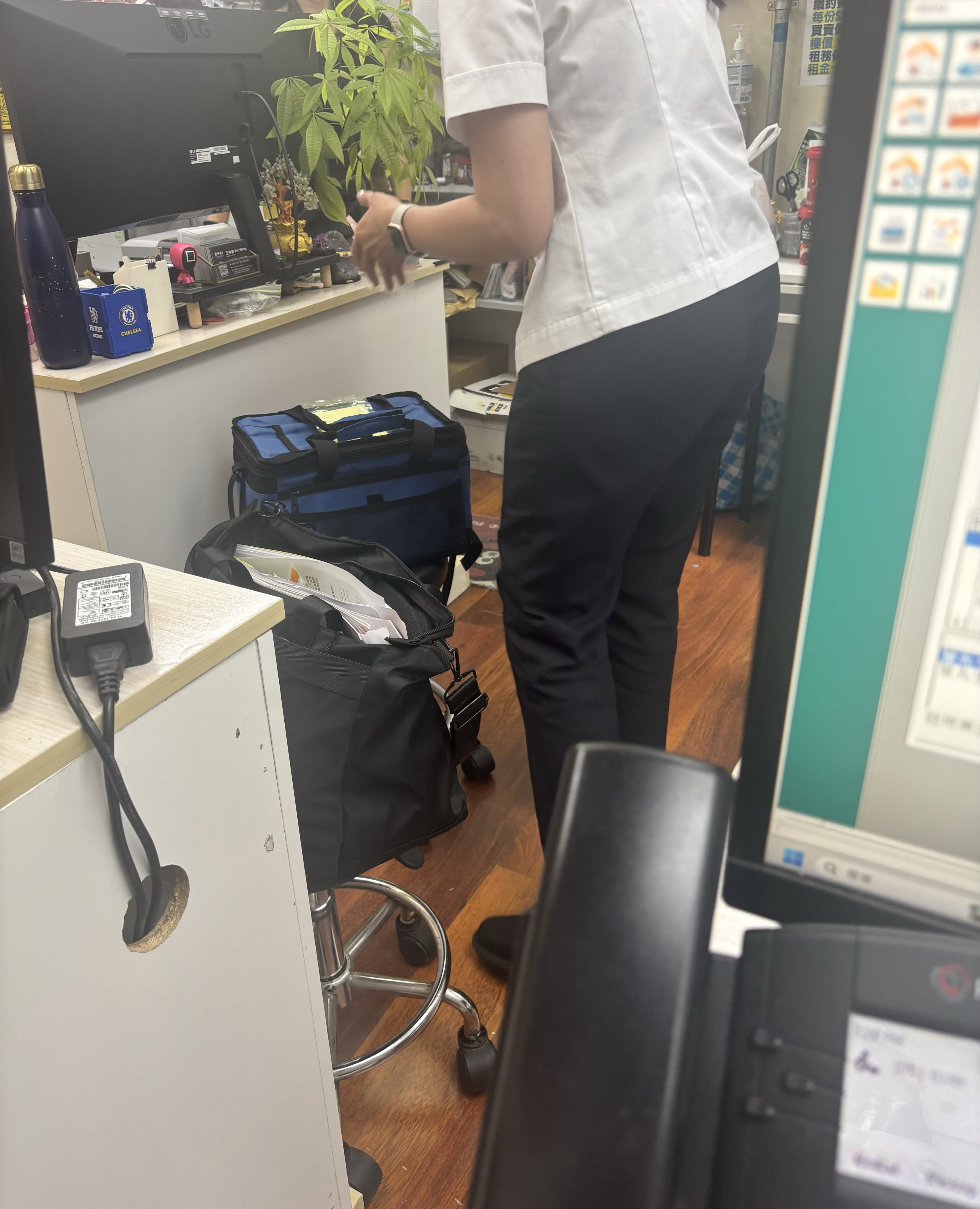 食環署接獲通報隨即派員前往當事人辦公處查扣涉事便當。（翻攝自threads@sandysin_victorys）