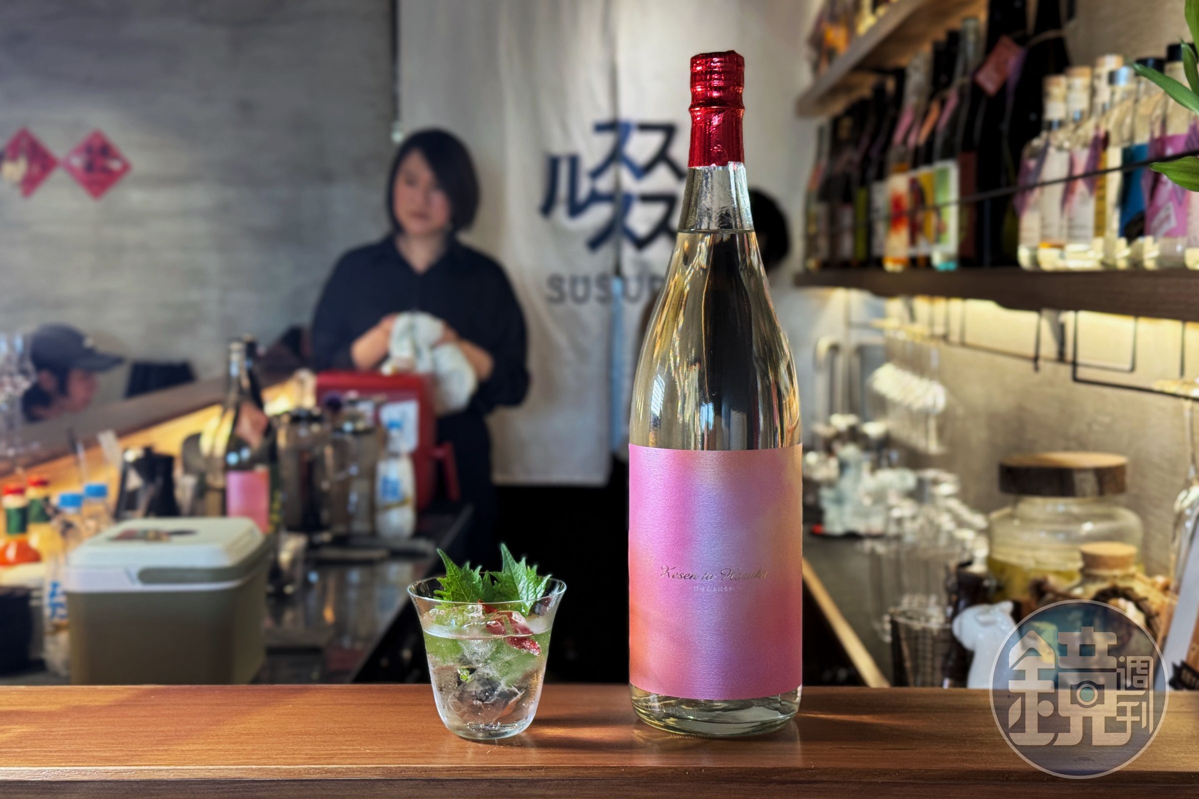 天星「Kesen to Haruka芋燒酎」以鹿兒島香木「Kesen」入酒，帶出肉桂與木質調性，並結合紅春香地瓜釀造，香氣介於蒸地瓜與杏桃果醬之間，尾段帶微薄荷清涼感；推薦喝法可加入氣泡水，並以乾辣椒與紫蘇葉增添草本層次。