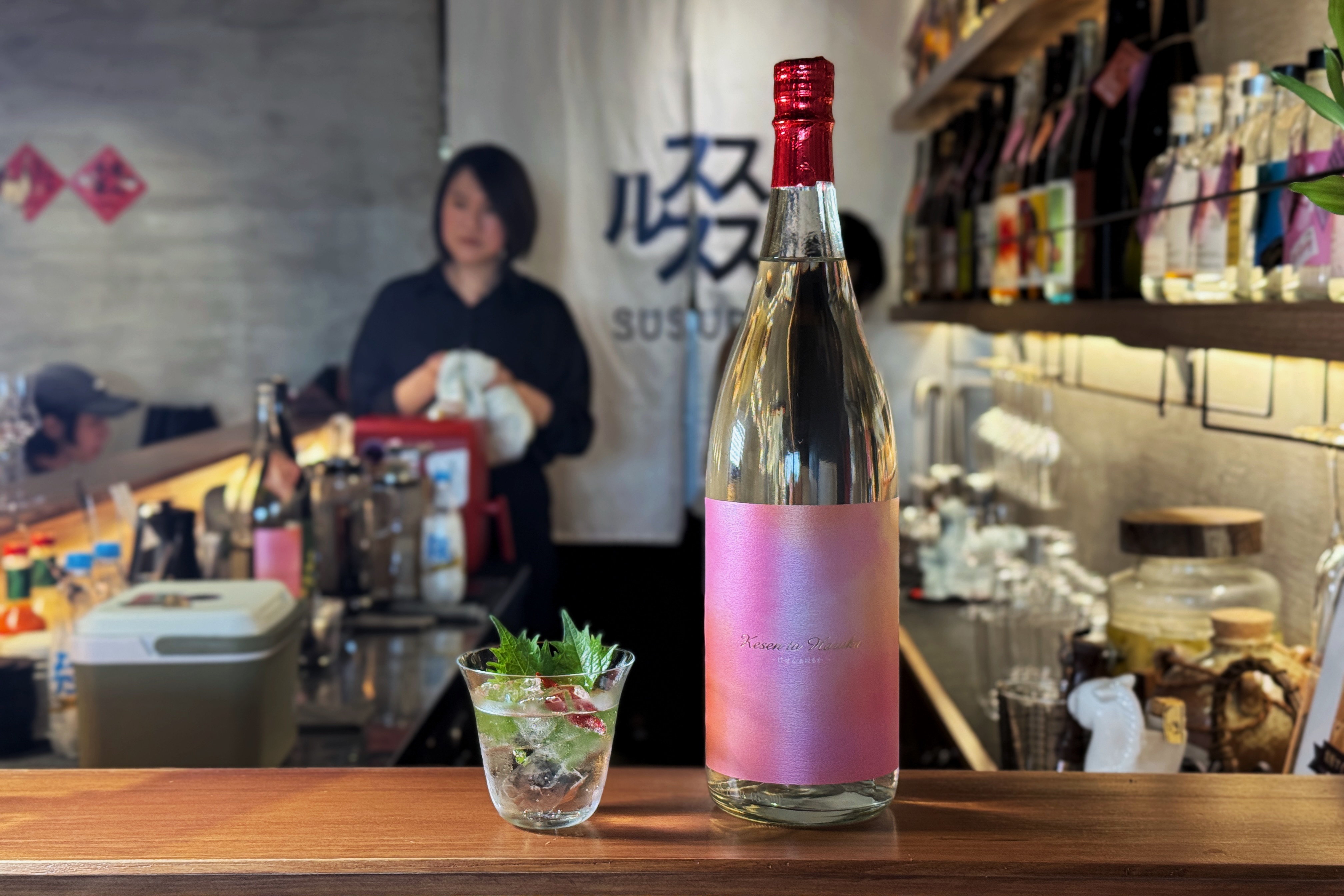 天星「Kesen to Haruka芋燒酎」以鹿兒島香木「Kesen」入酒，帶出肉桂與木質調性，並結合紅春香地瓜釀造，香氣介於蒸地瓜與杏桃果醬之間，尾段帶微薄荷清涼感；推薦喝法可加入氣泡水，並以乾辣椒與紫蘇葉增添草本層次。