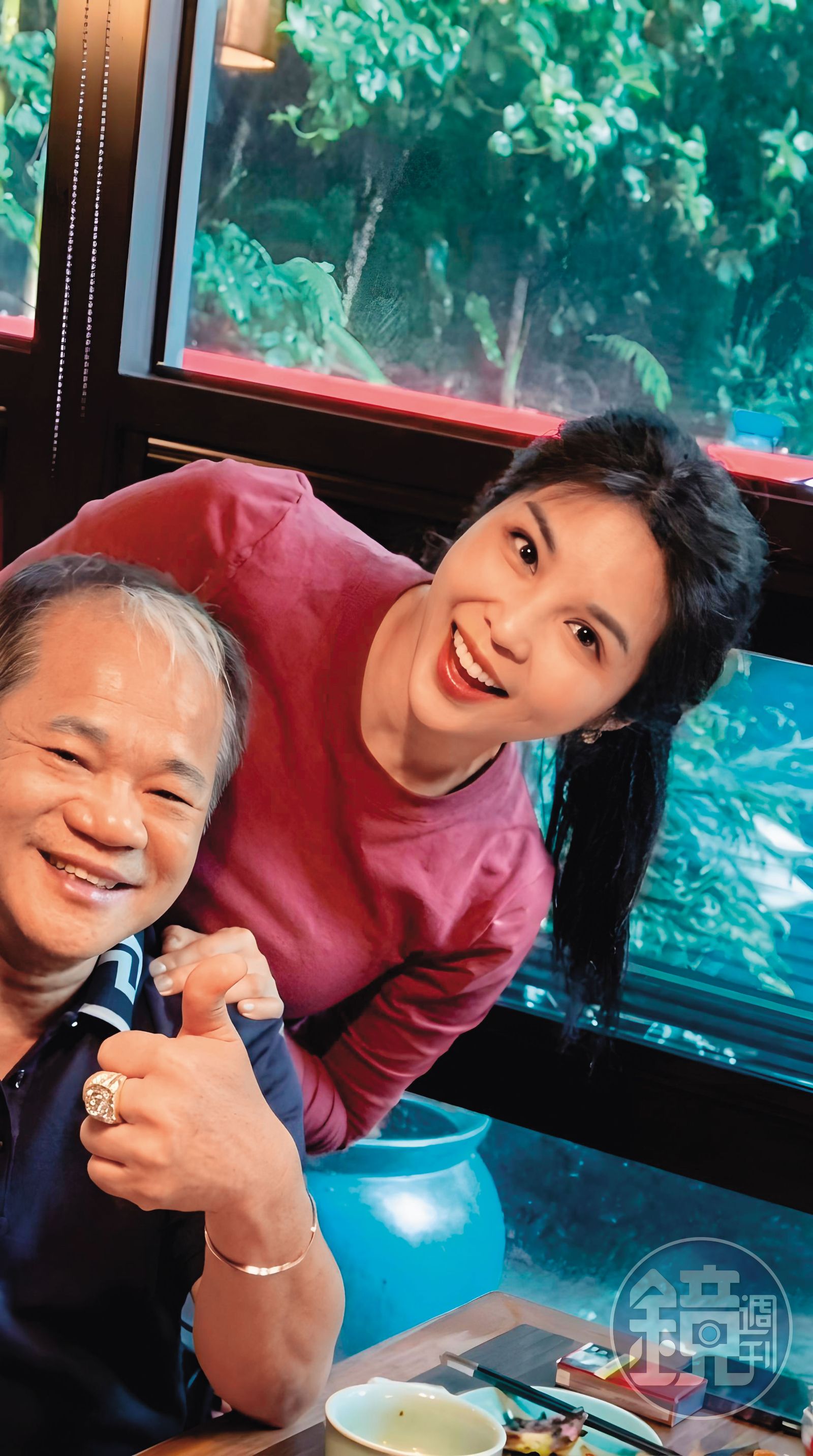 台北市萬華區華江里長洪佳君（右）與環南市場自治會長林勝東（左）常私約吃飯，留下親暱合照。（讀者提供）