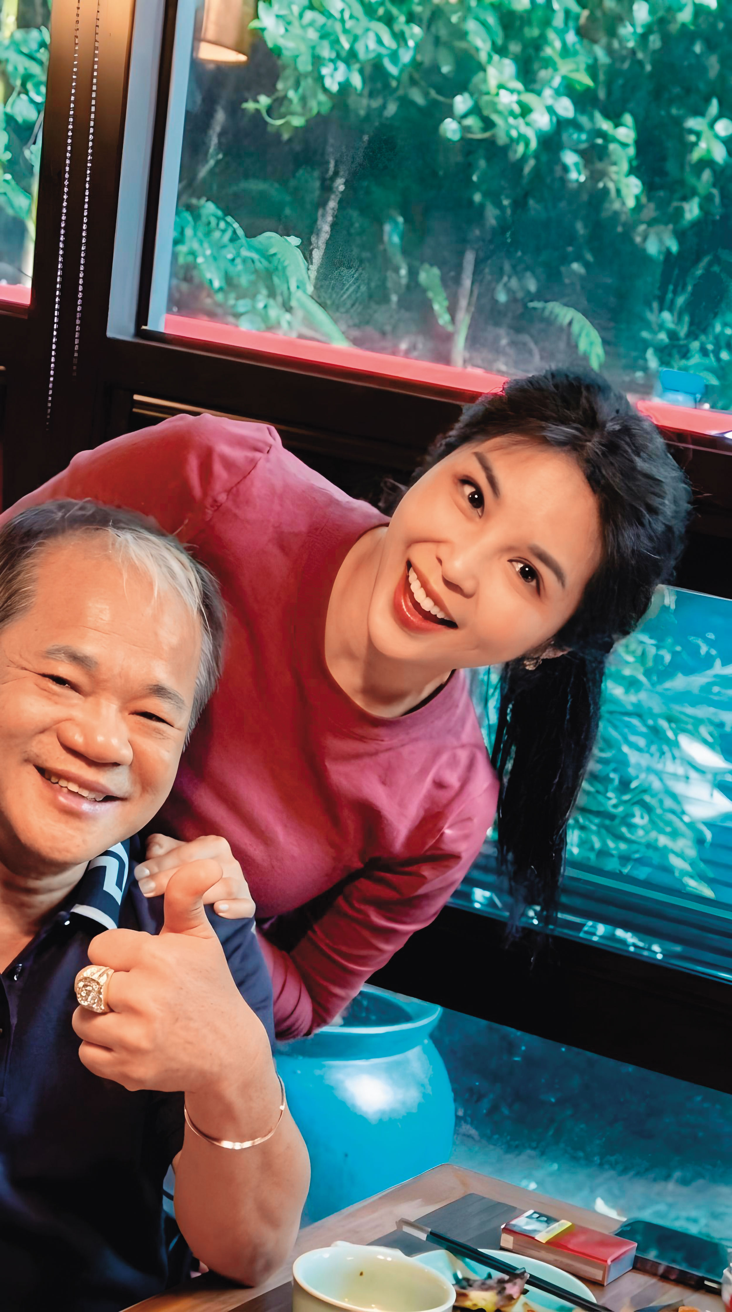 台北市萬華區華江里長洪佳君（右）與環南市場自治會長林勝東（左）常私約吃飯，留下親暱合照。（讀者提供）