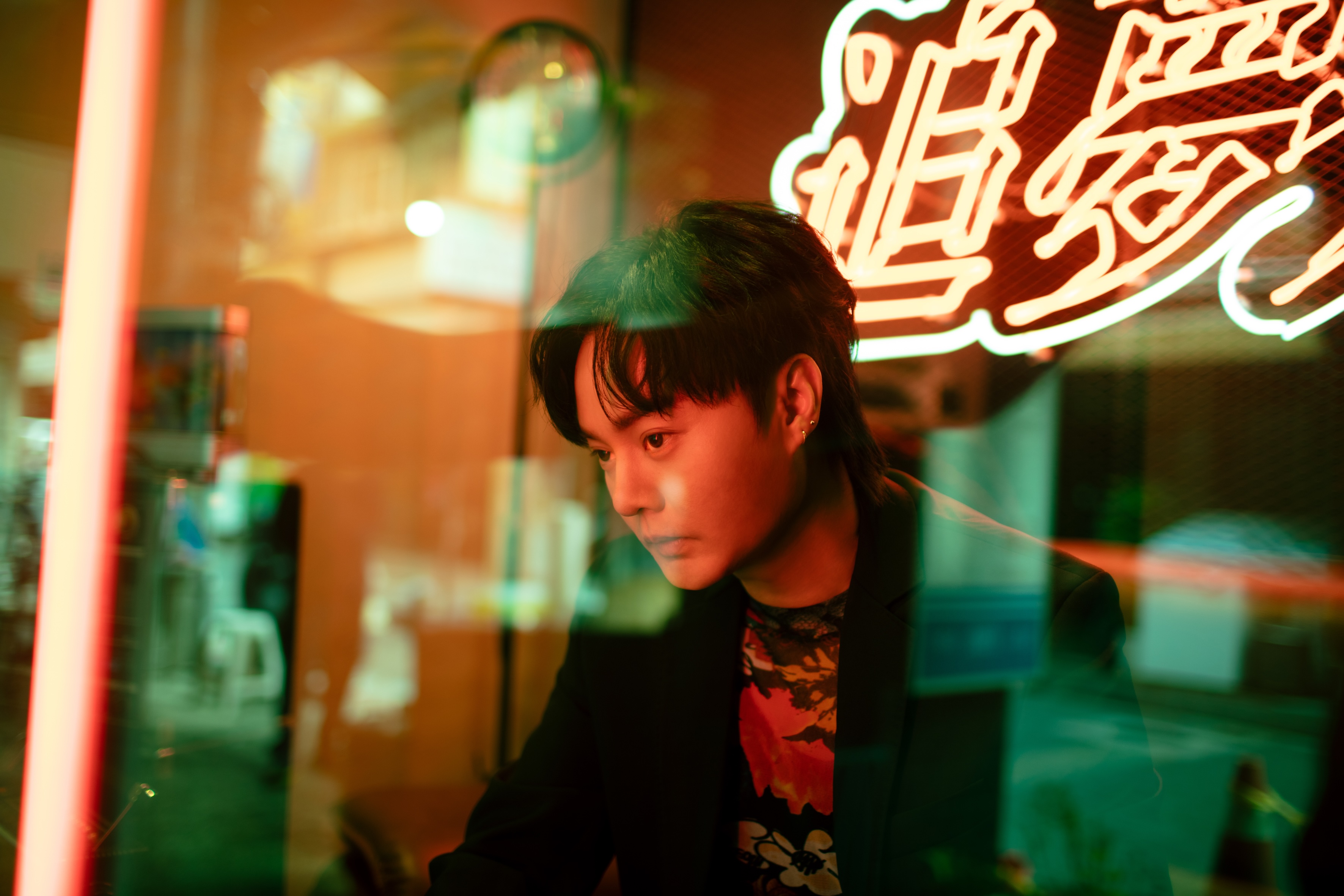 從傳統台語歌走來，許富凱想探索那些傳統之外的面貌，他追著自己的夢。