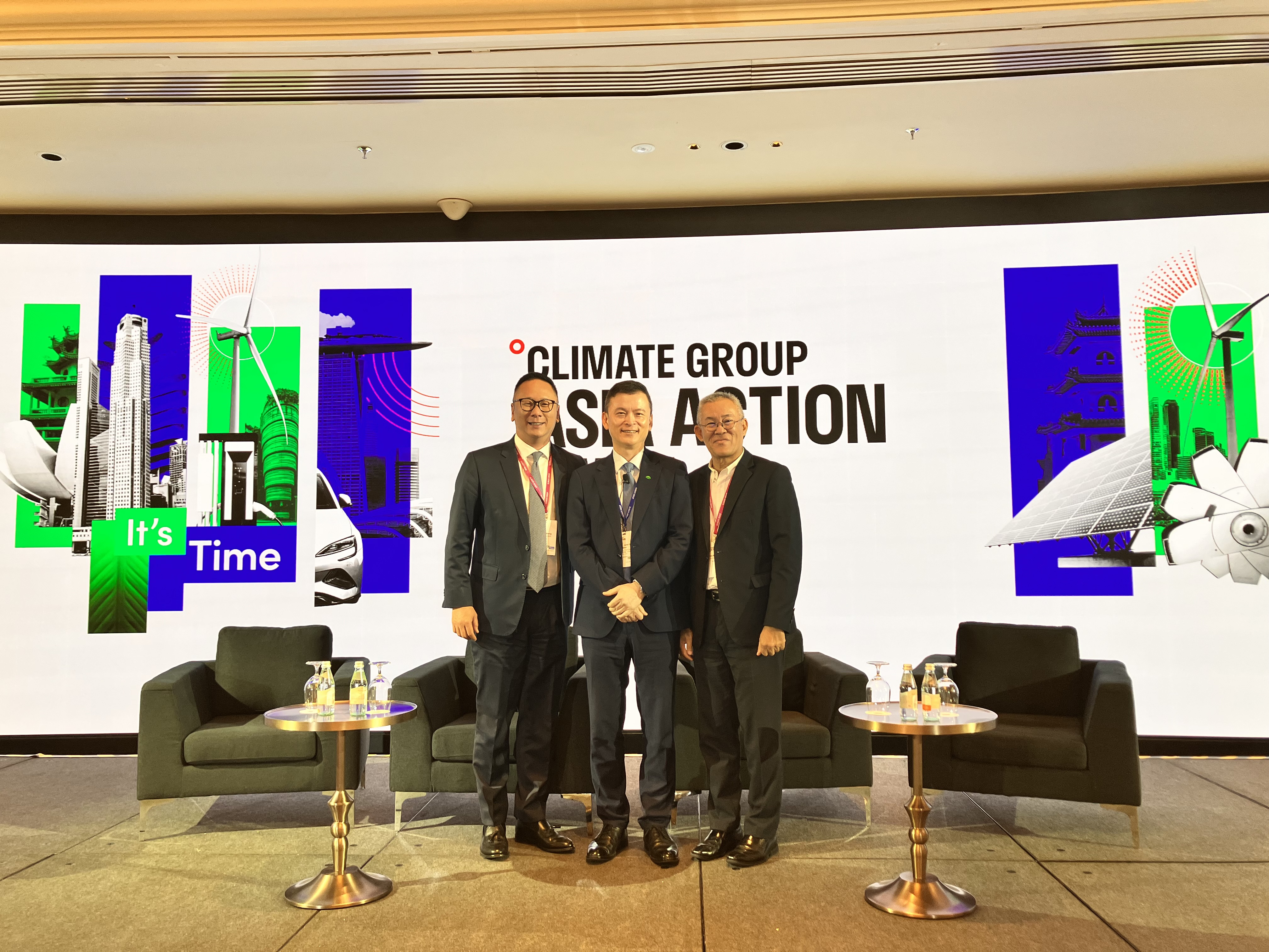 國泰世華銀行副總經理温珍瀚（中）、國泰世華銀行新加坡分行行長黃偉坤（左）、國泰世華銀行新加坡分行風控長馮志偉（右）共同率領團隊出席亞洲行動峰會，與各國企業、氣候倡議組織深入對話。（圖／國泰金控提供）