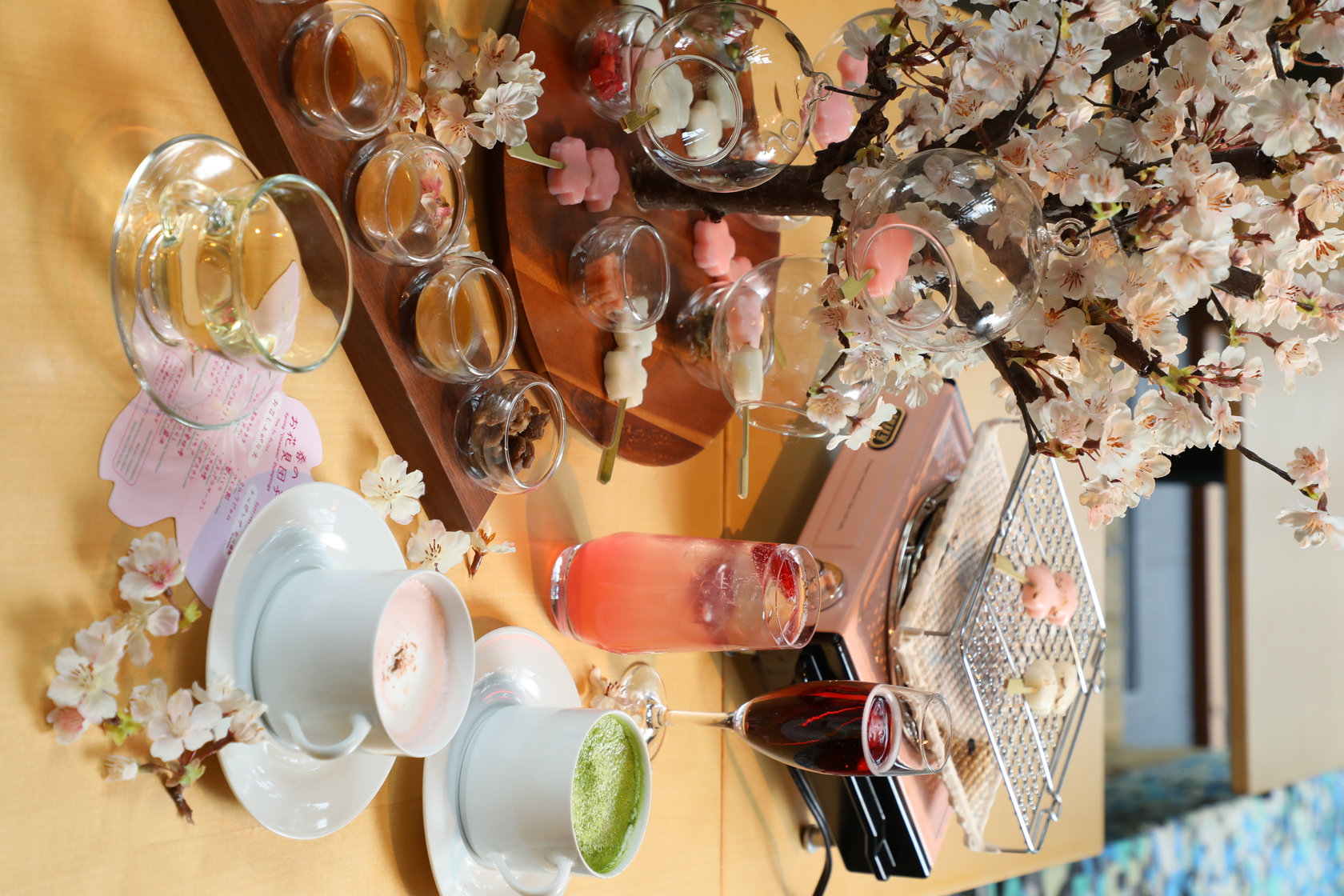 「花開美食─賞花丸子下午茶」讓住客自己動手烤丸子。