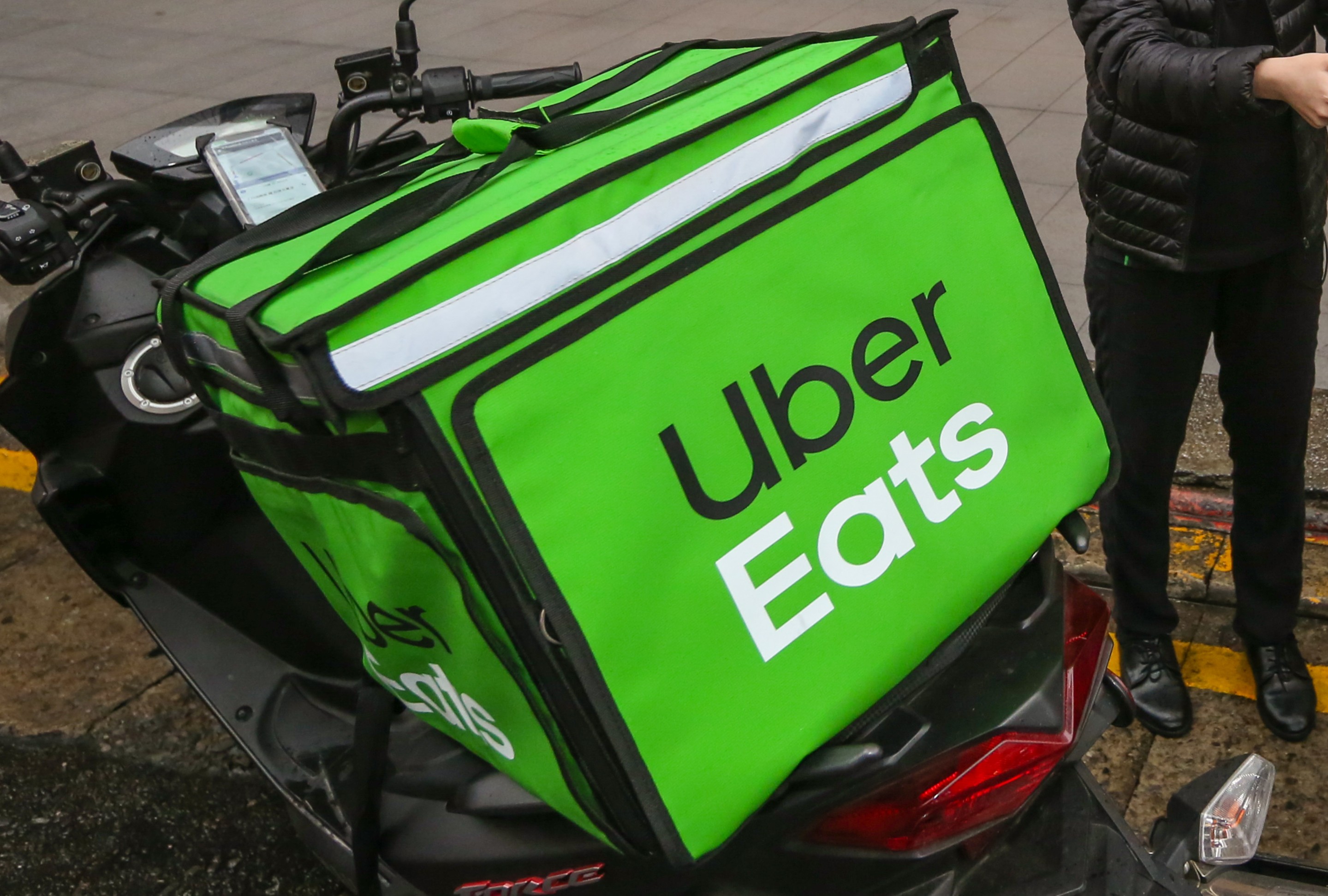 有消費者點餐遇到越南籍外送員，懷疑違法還報警處理，而外送員則喊冤強調警察已經確認他的身分完全合法。（示意圖，本刊資料照）