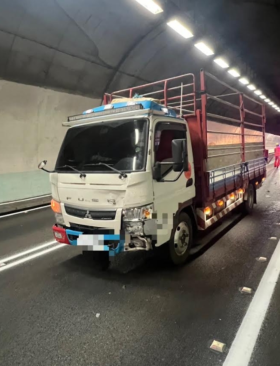 國道5號南向21.3公里處今午發生3車連撞事故。（翻攝畫面）