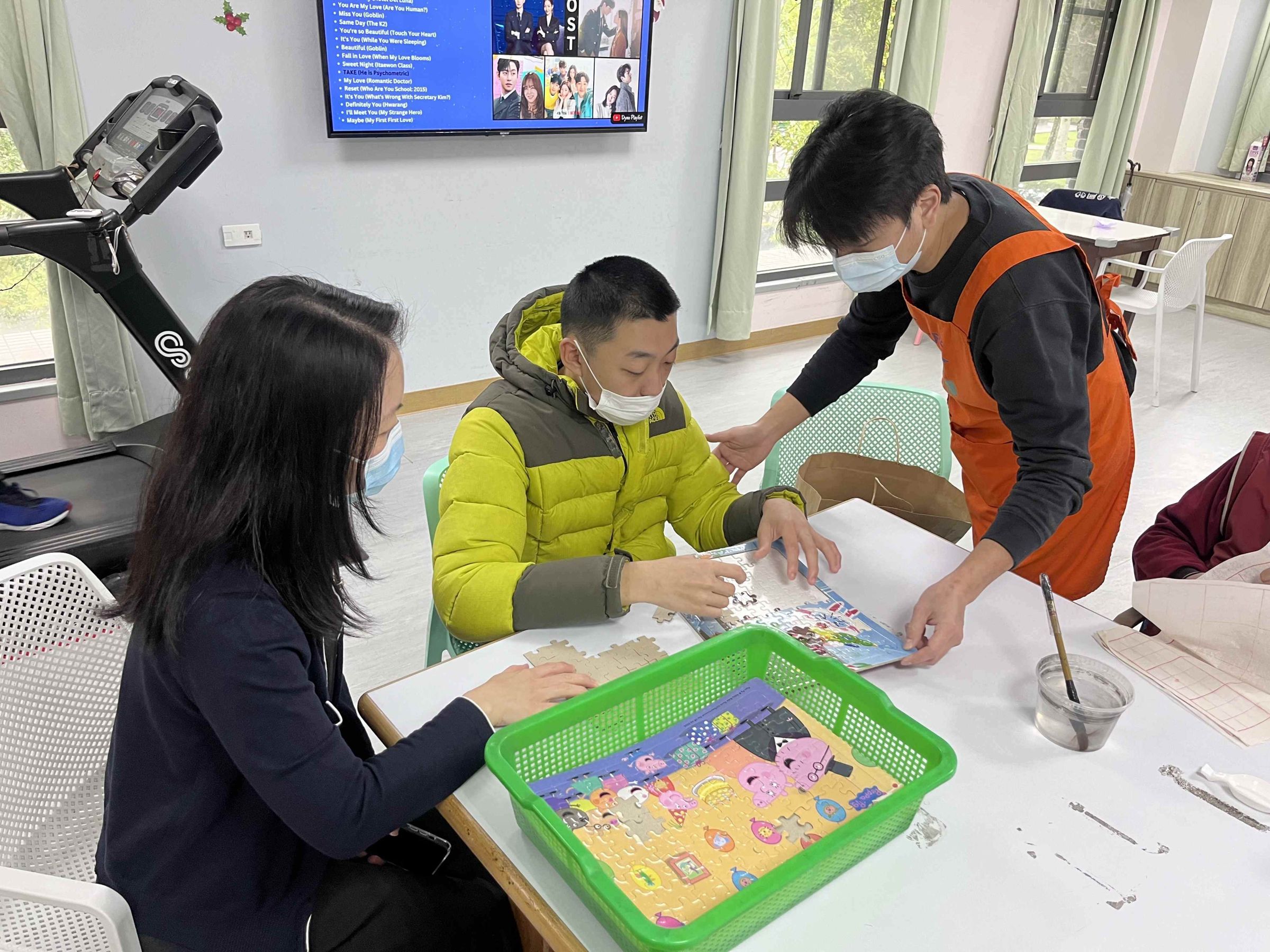 美強生團隊走入社區,探訪育成社福基金會之服務對象,藉此了解社區對成人營養補充的迫切需求。(美強生提供)