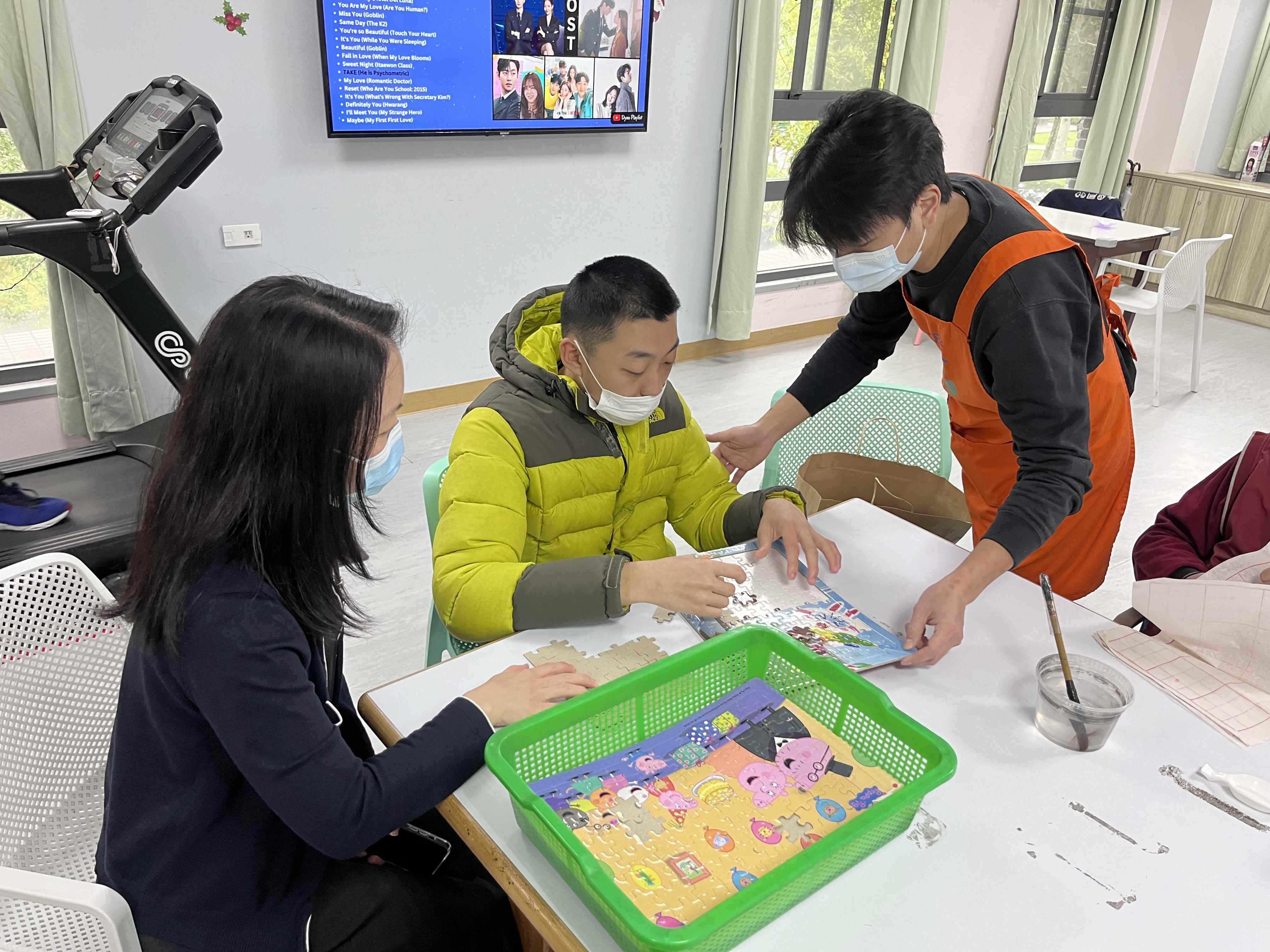 美強生團隊走入社區,探訪育成社福基金會之服務對象,藉此了解社區對成人營養補充的迫切需求。(美強生提供)