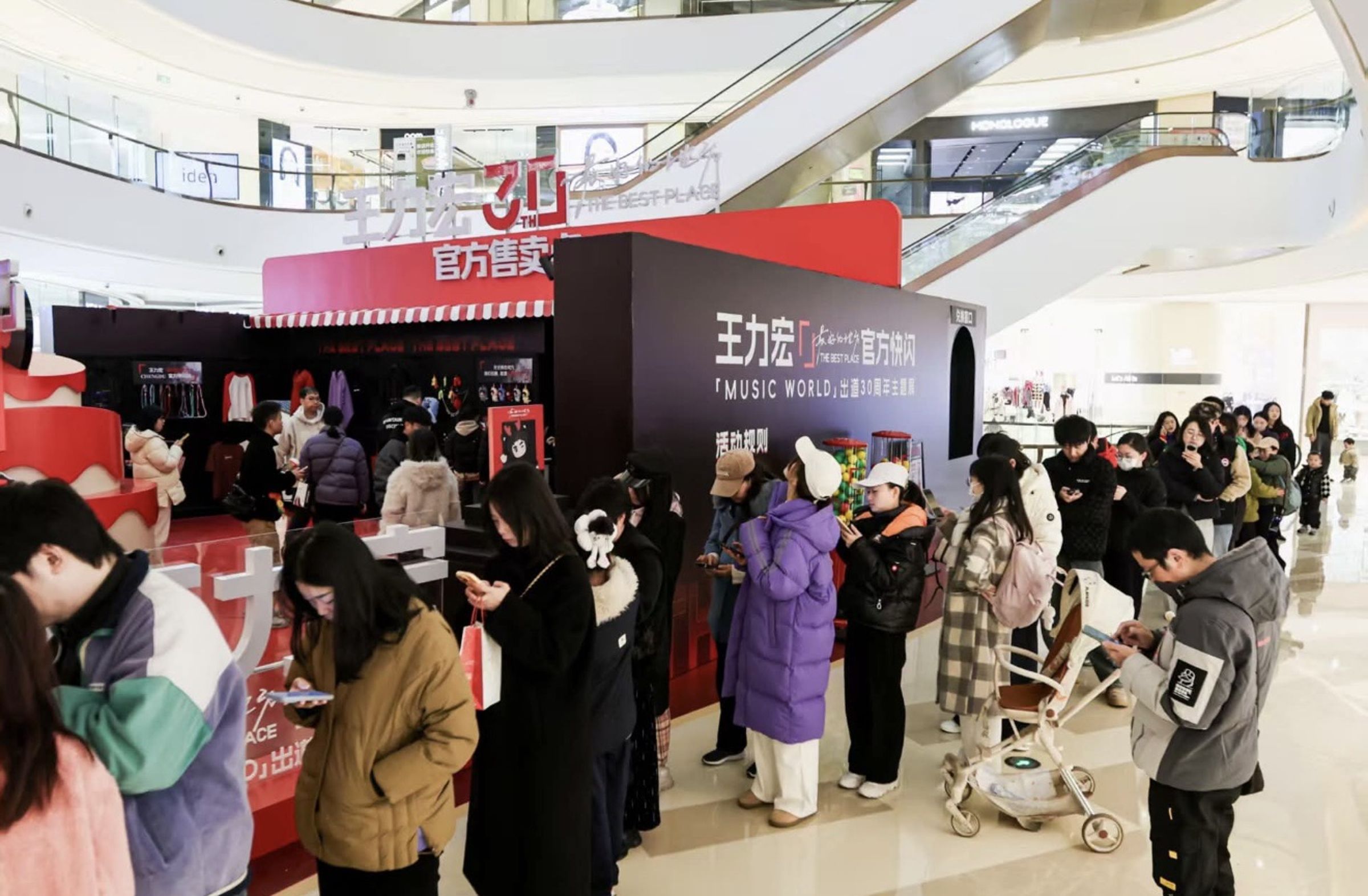 王力宏的周邊產品也賣得嚇嚇叫,滿滿人龍,二級市場甚至出現5倍的溢價。 (西東音樂提供)
