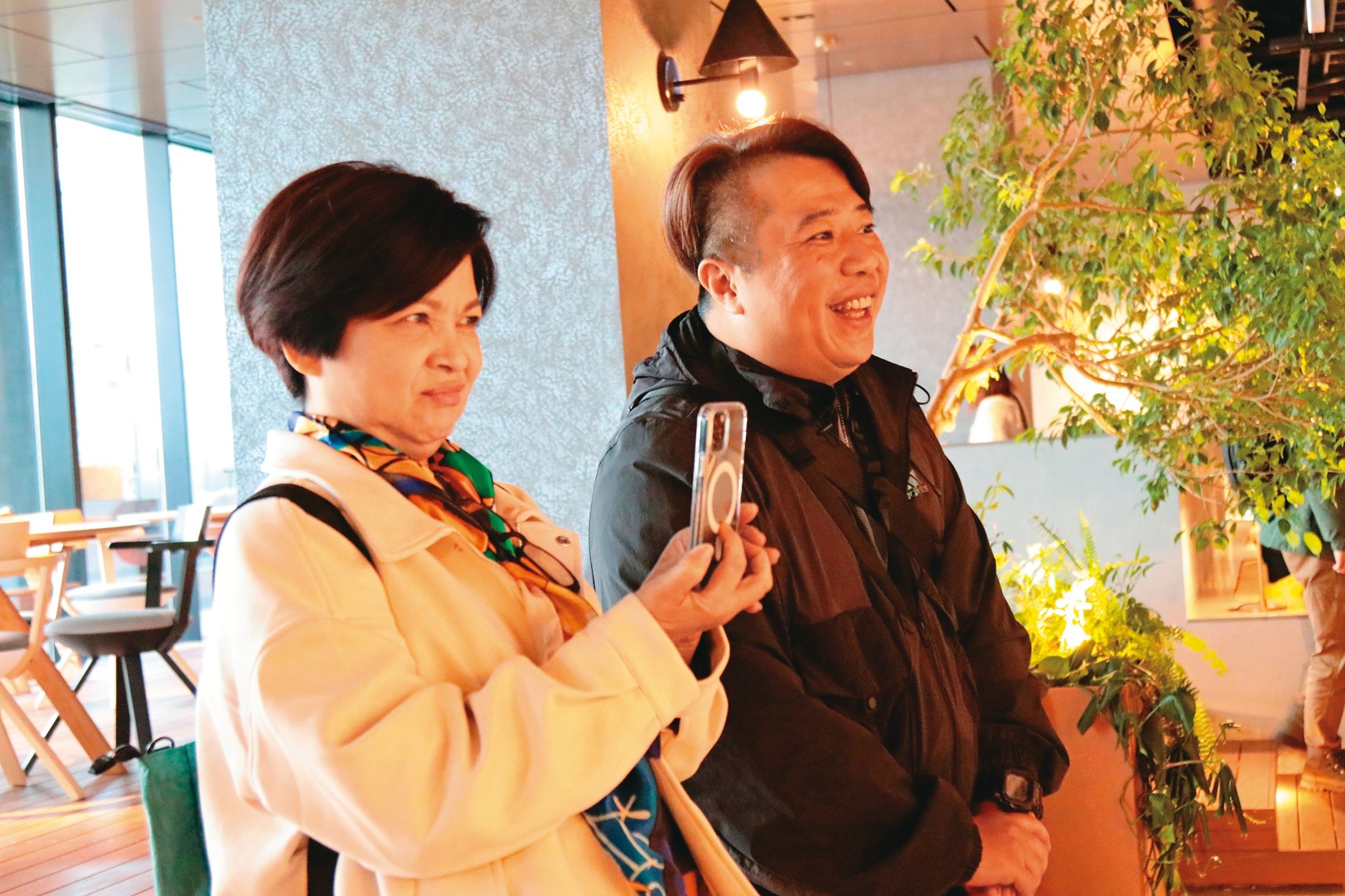 楊貴媚(左)因壓力大,拍攝過程表情嚴肅,初期導演許志成(右)不時在身旁安撫。(桂田文創提供)