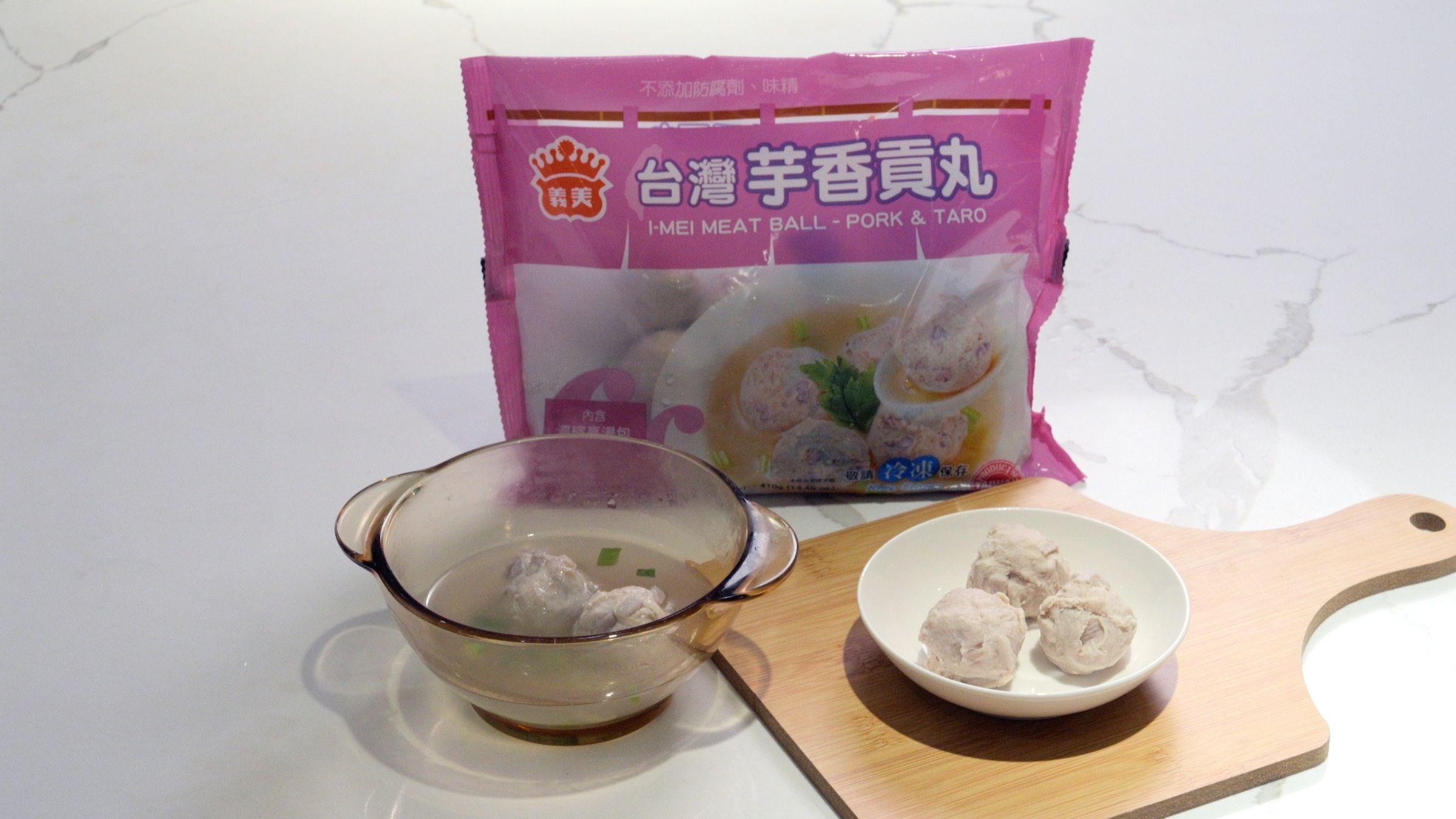 義美芋香貢丸精選台灣優質芋頭入料，飽滿的內餡讓每一口都能充分享受到芋頭的香氣，與彈牙的精實豬肉相得益彰，再搭配一碗暖心熱湯，倍感幸福！