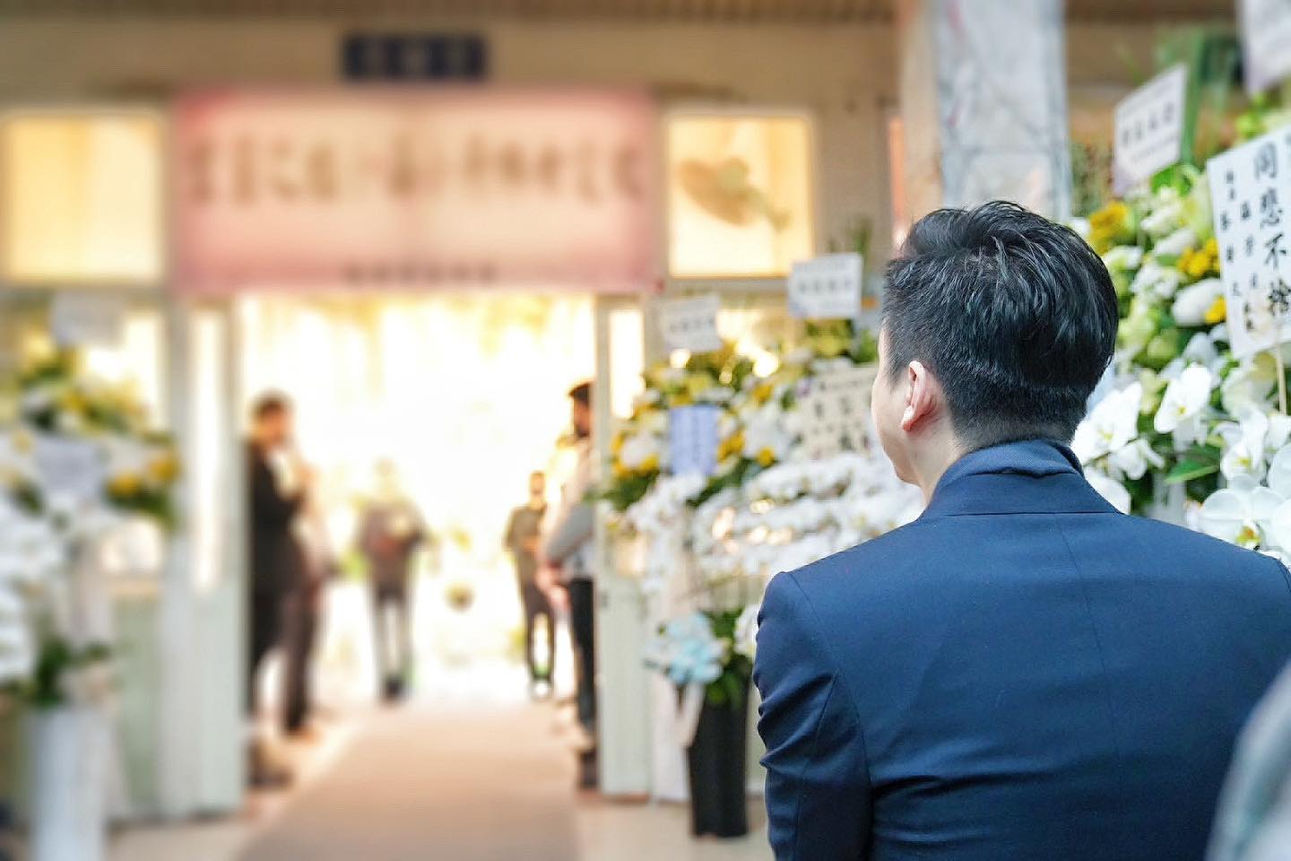 新光三越氣爆罹難的女樓管今天舉辦告別式，竹北市長鄭朝方前往致意。（翻攝自鄭朝方臉書）