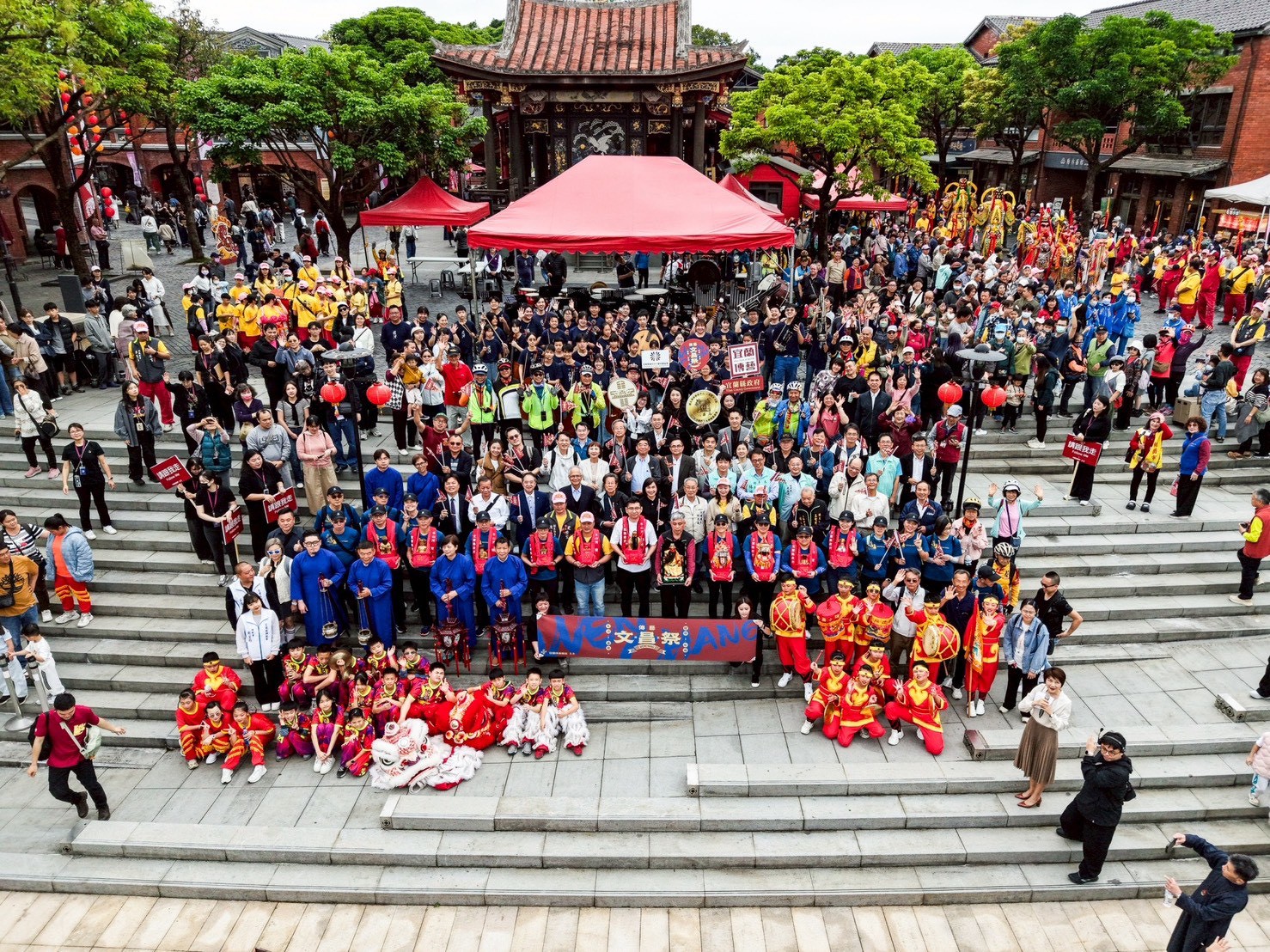 宜蘭傳藝園區於21日舉辦「2026傳藝文昌祭」,集結11間宮廟、300艘船舶與近800人力,沿冬山河展開水陸迎神祝壽。(全聯提供)