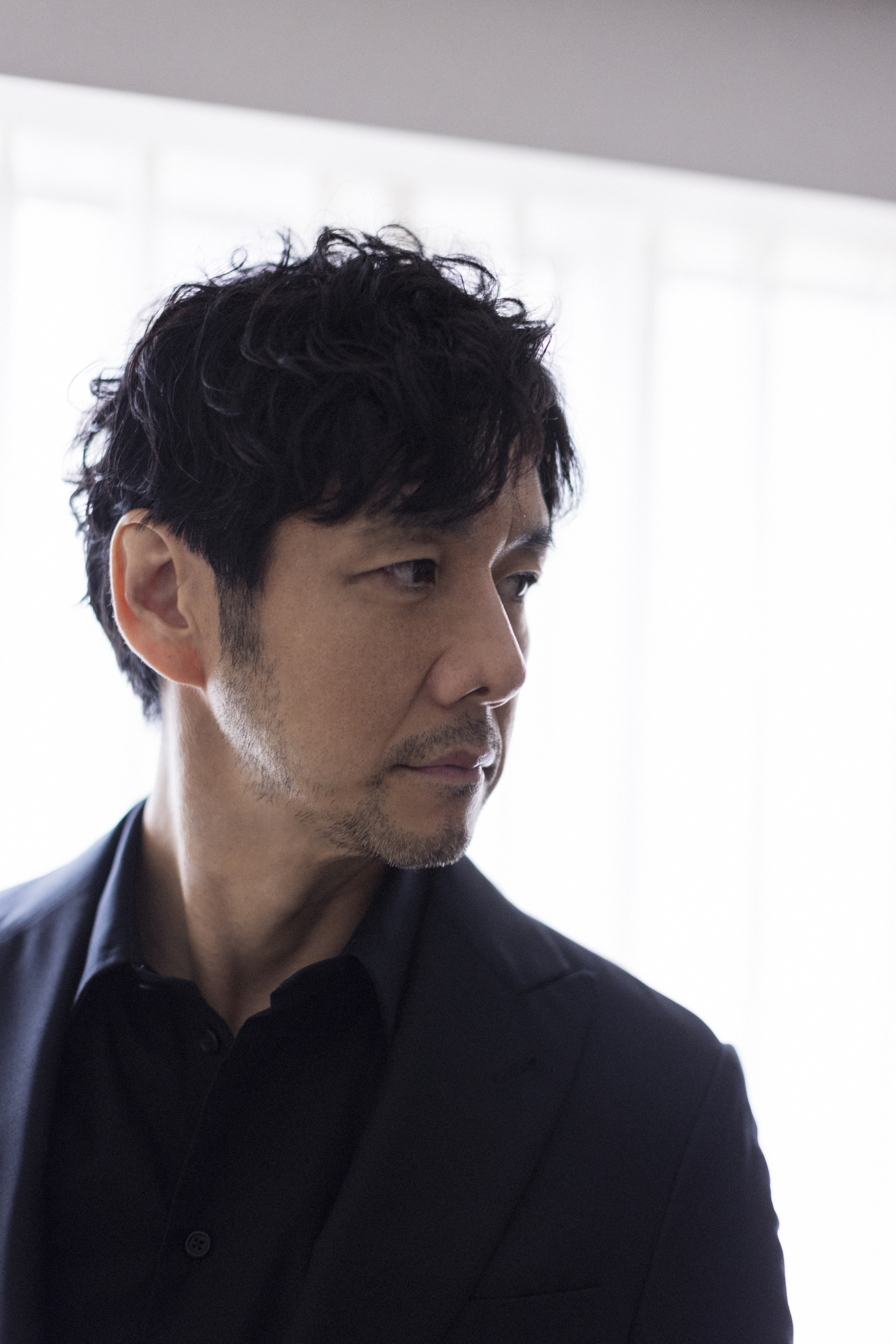 好奇西島秀俊擅長廚藝嗎?他說不是那麼拿手。「演過廚師角色,簡單的東西還算會做。在國外拍戲時,會習慣自己煮,因為煮東西也會讓人放鬆心情。煮的都是一些很日常的菜,像是烤魚、咖哩飯⋯」