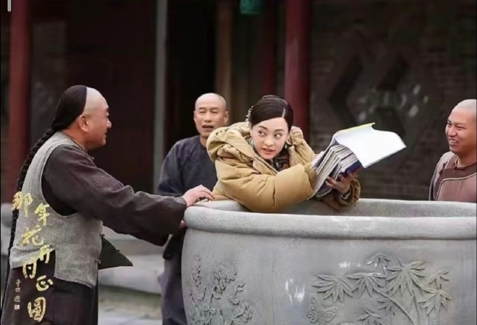 中國網友發現,孫儷身上這件駝色羽絨衣,竟然一穿就是15年。(翻攝自微博)