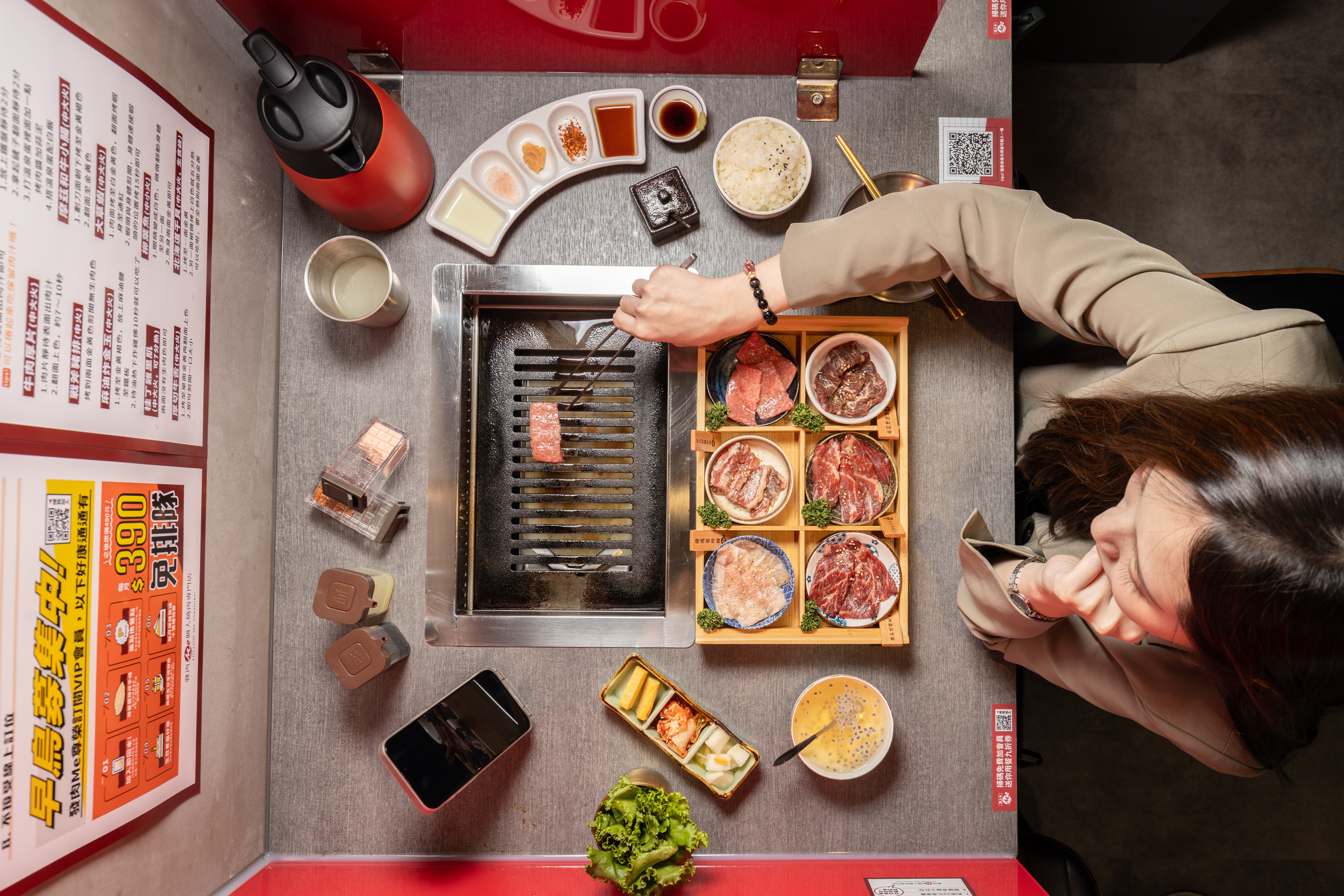 「發肉Me個人燒肉專門店」讓客人從點菜、用餐到結帳，都不需要與人互動，完全沉浸在自己的燒烤小宇宙。