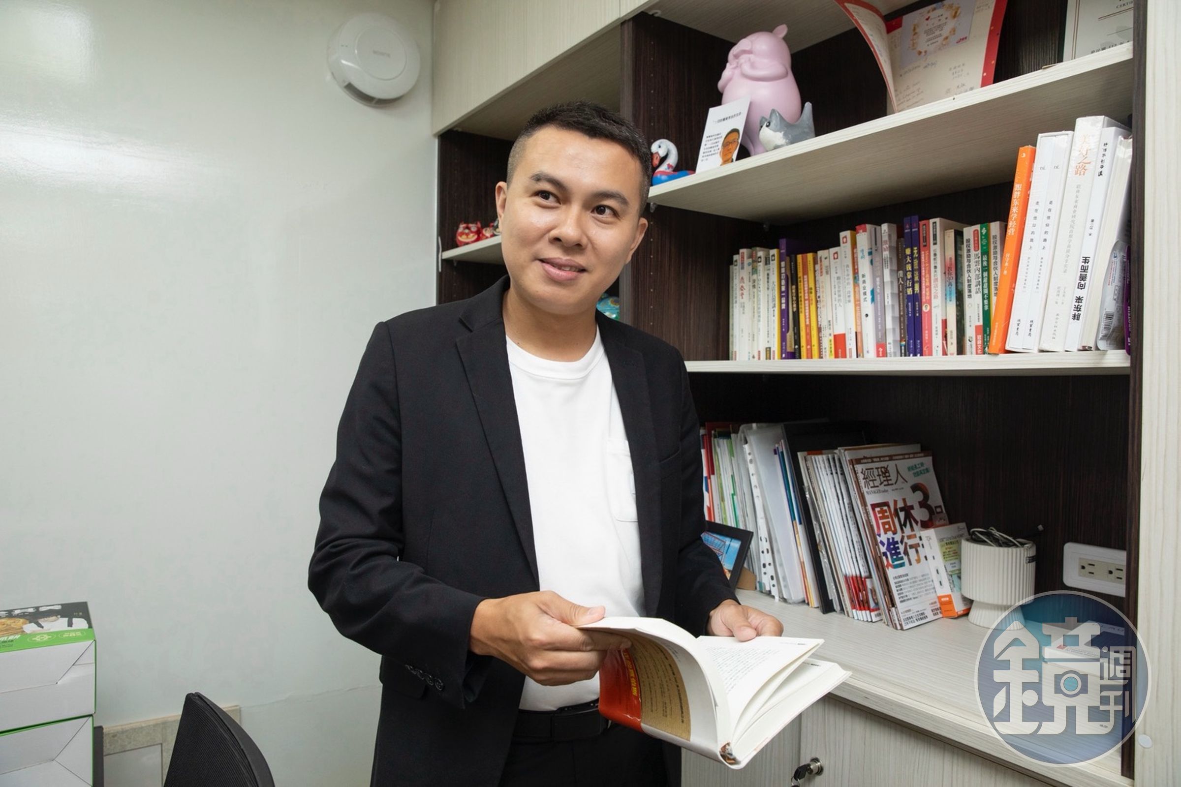 陳冠霖大學畢業後的第一份是在三商美邦人壽當保險業務員，他笑說自己只做短短五個月，但業績很好，只是不太喜歡套路人生。
