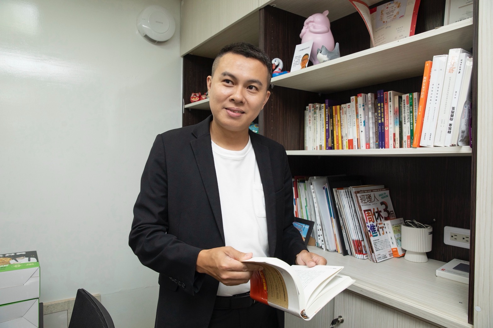 陳冠霖大學畢業後的第一份是在三商美邦人壽當保險業務員，他笑說自己只做短短五個月，但業績很好，只是不太喜歡套路人生。