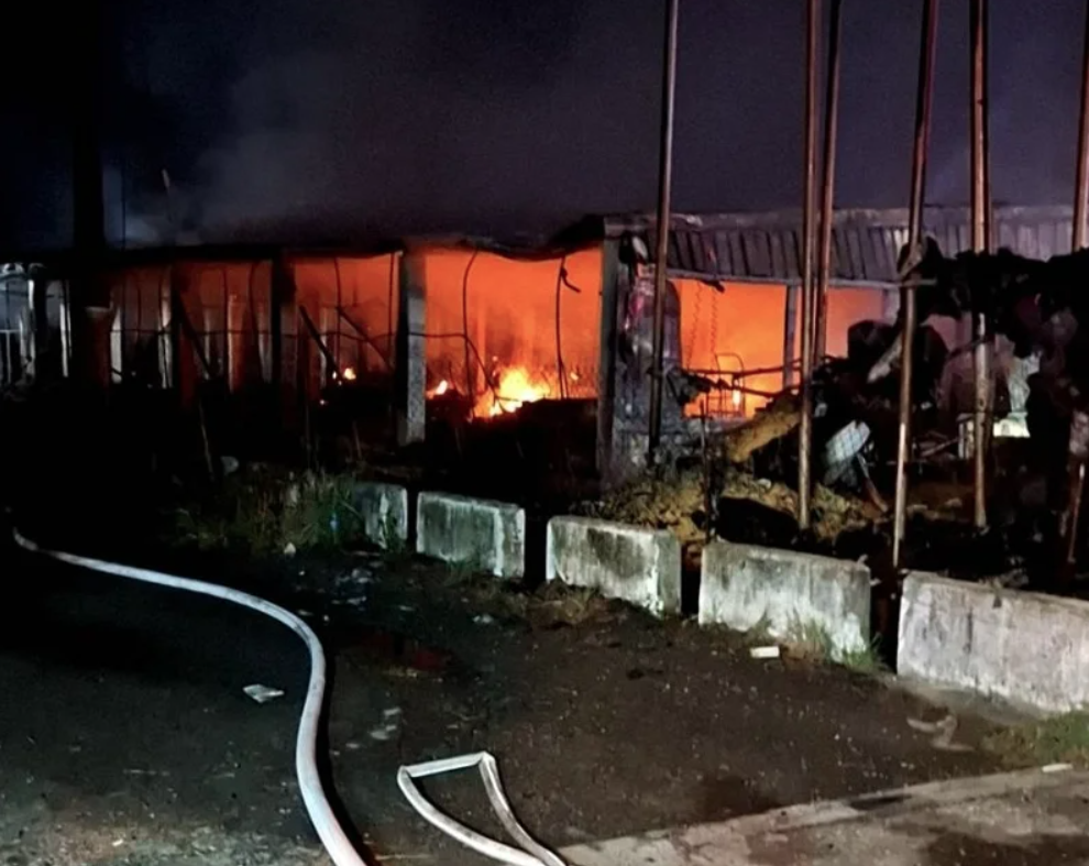 雲林縣四湖鄉一處智慧化設備養鵝場2日晚間發生火警,其中3棟禽舍付之一炬,損失近千萬。(翻攝畫面)