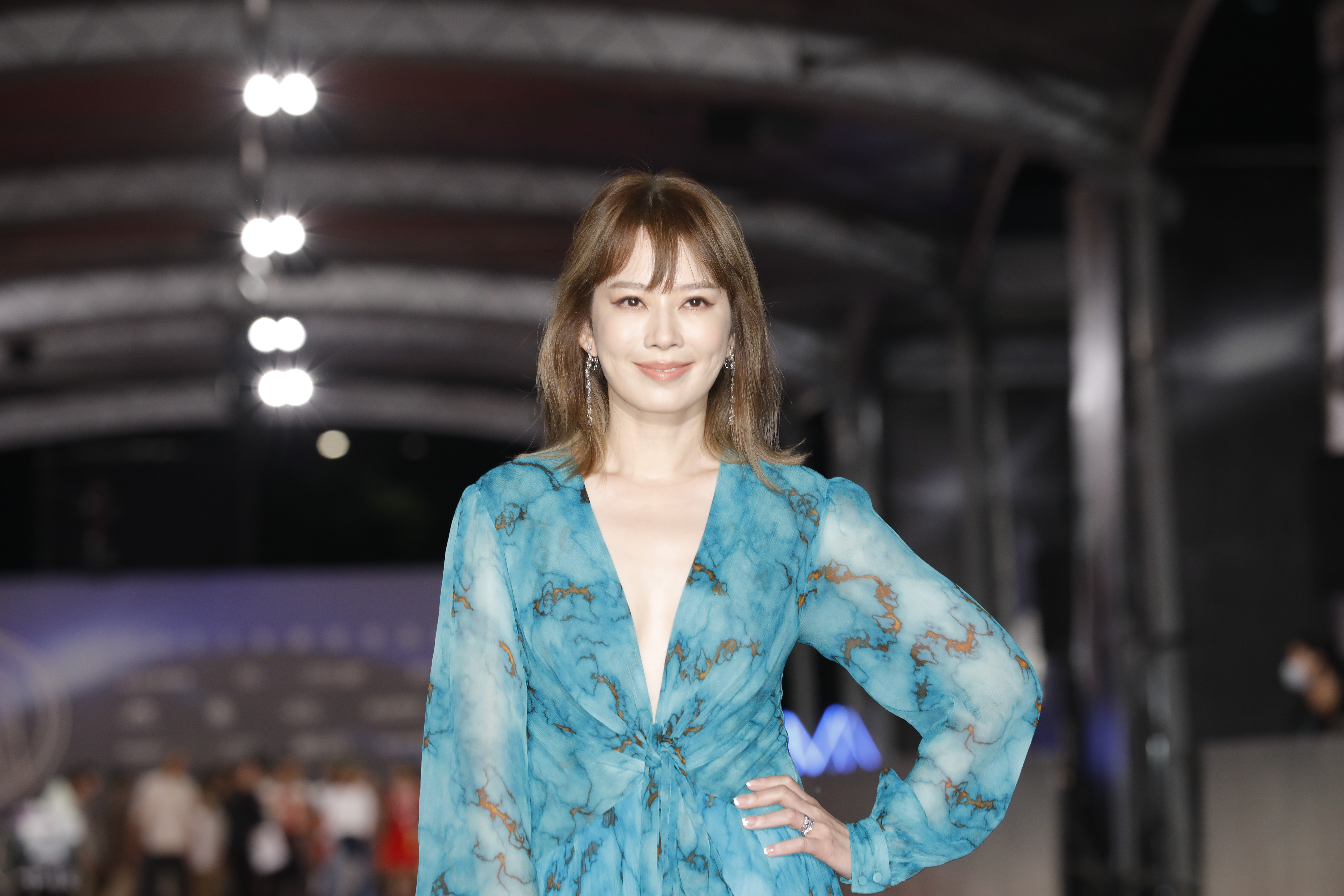 Melody身穿深V禮服現身今晚紅毯。