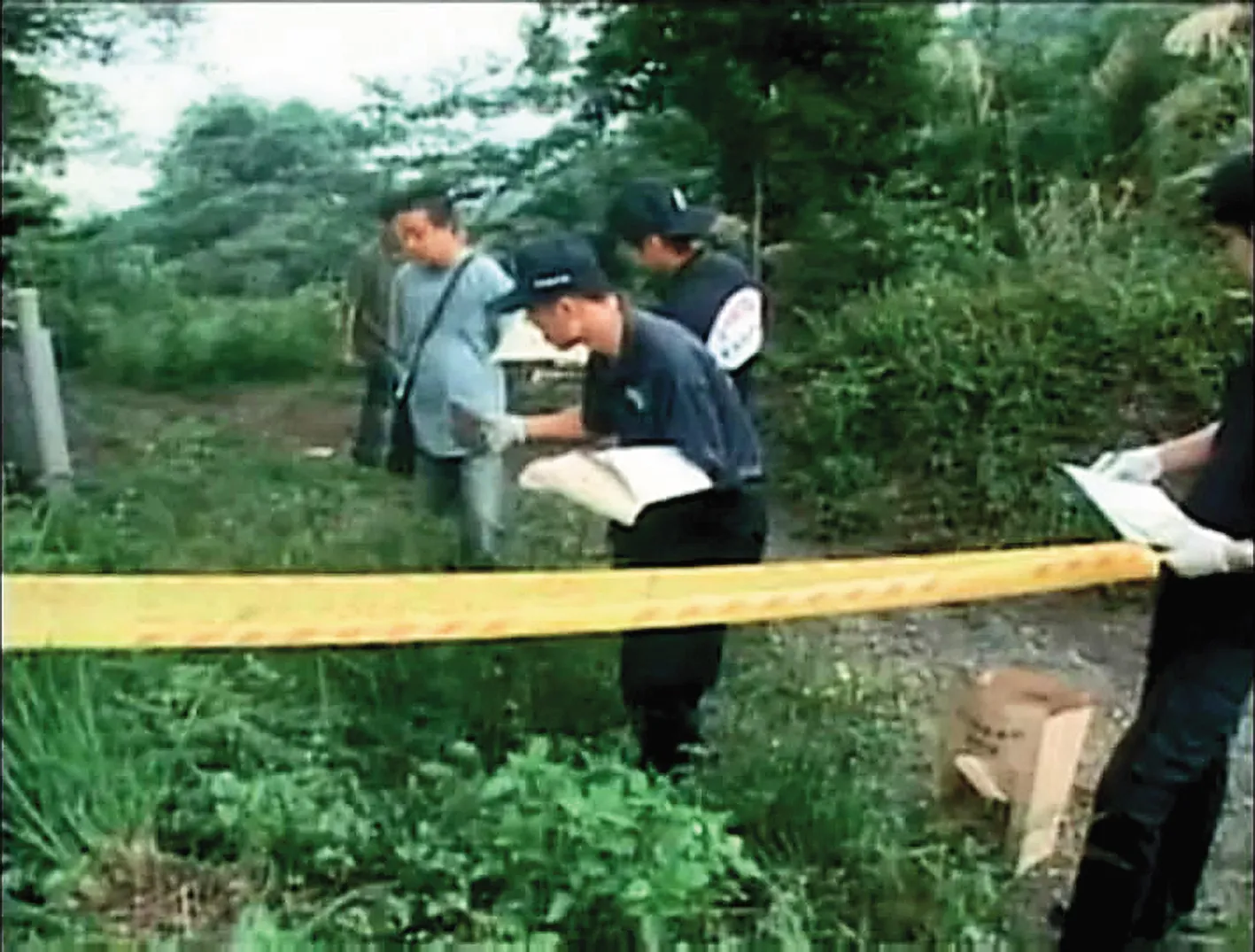 黃姓男子的屍體在台中山區一處果園被發現，警方獲報圍起封鎖線採證。（翻攝東森新聞）