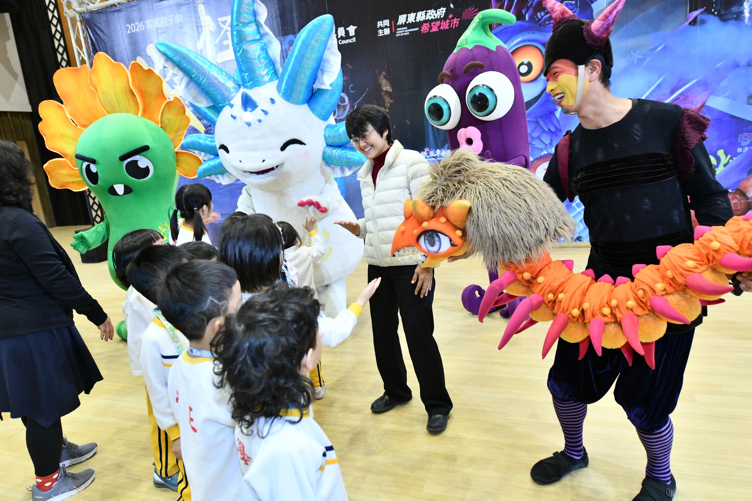 客委會主委古秀妃與幼兒園小朋友互動，鼓勵孩子在歡笑中自然接觸客語。
