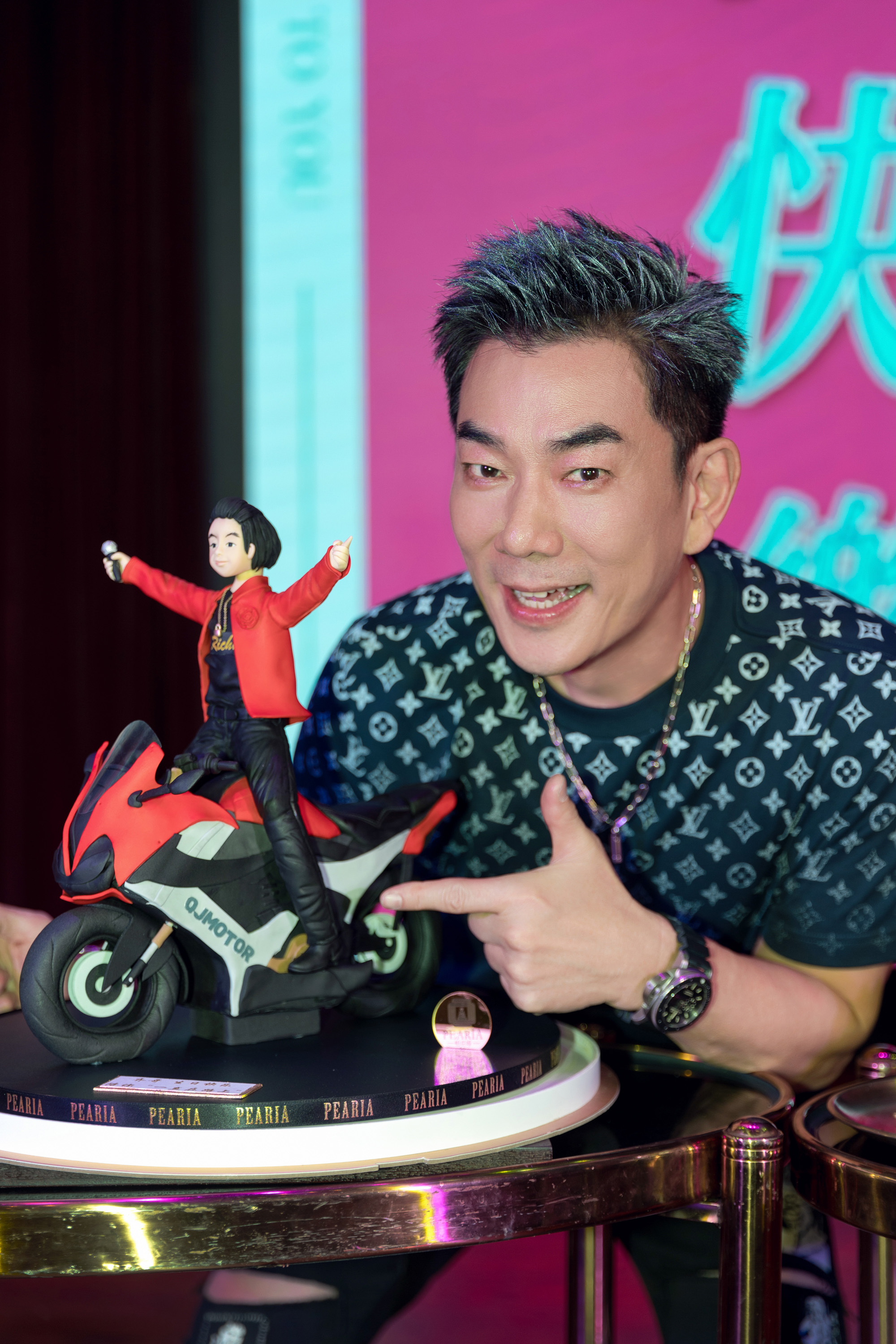 慶功宴上為任賢齊慶生,特製他最愛的摩托車造型生日蛋糕。(相信音樂提供)