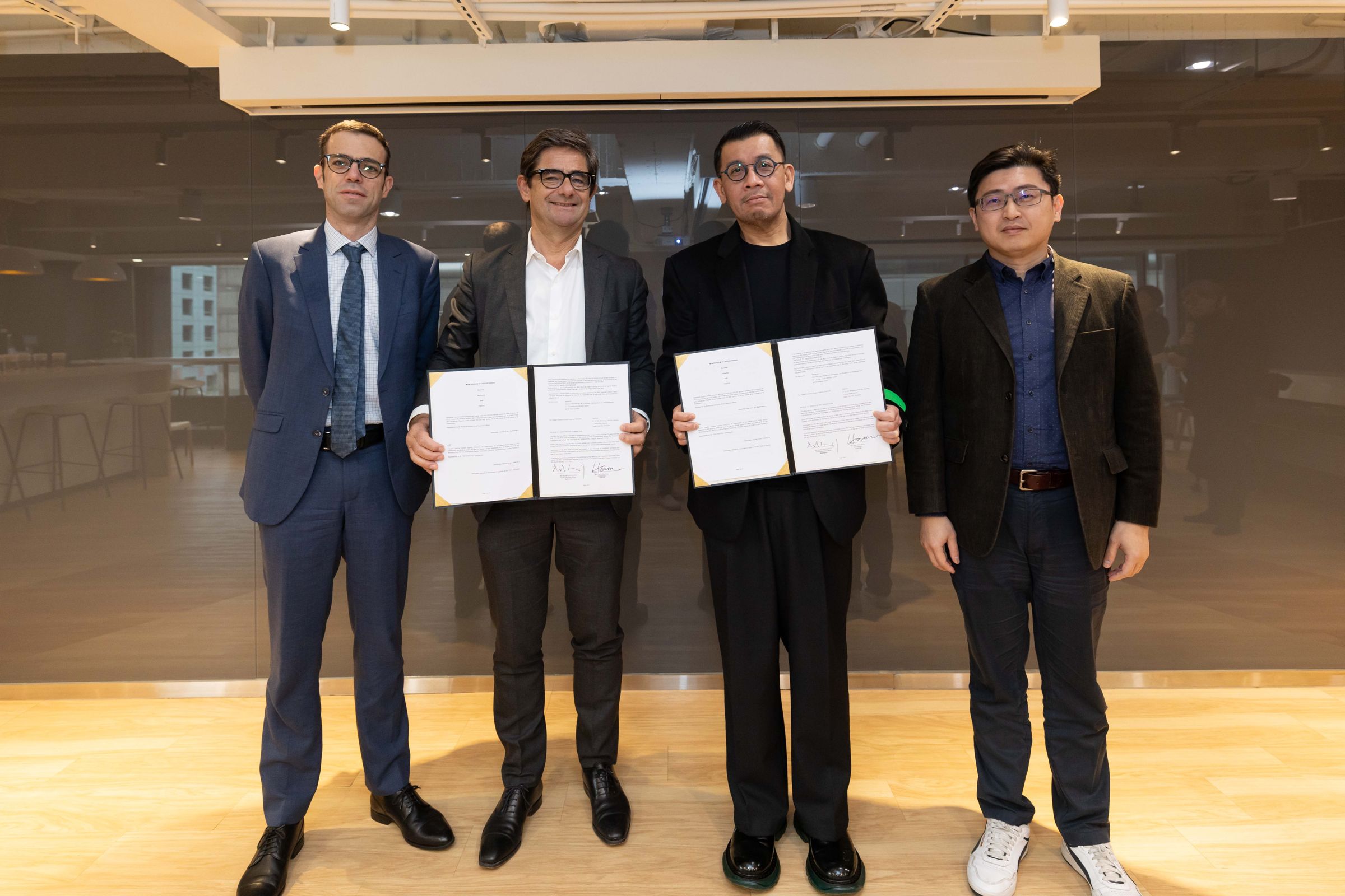 法國在台協會主任龍燁（左起）見證文策院與Bpifrance建立官方合作，出席代表簽署人員包括 Bpifrance執行長Nicolas Dufourcq、文策院蔡嘉駿董事長和院長盧俊偉。（文策院提供）