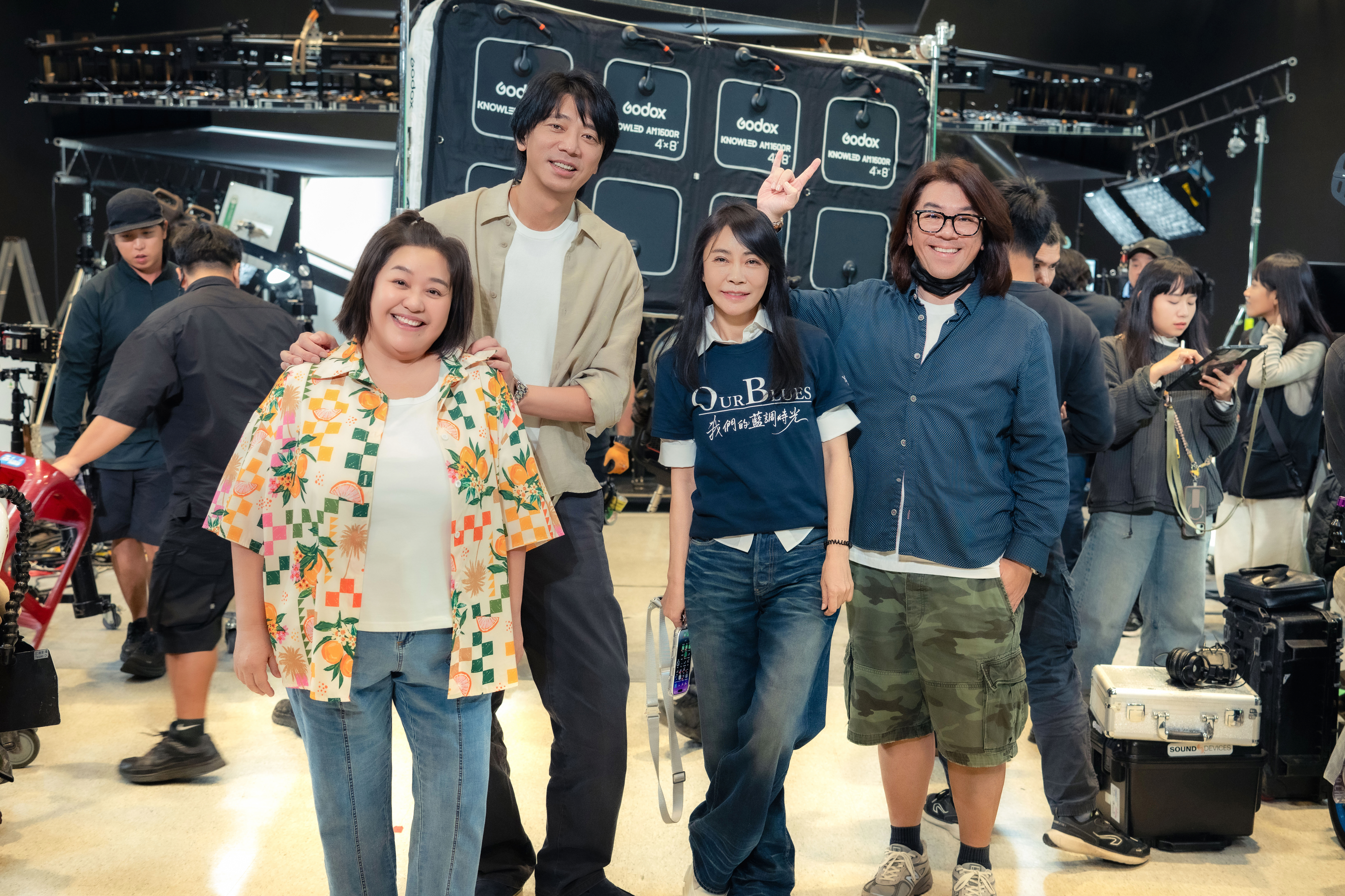 鍾欣凌（左起）、信、柴智屏、導演林子平在《我們的藍調時光》殺青時合照留念。（米神國際）